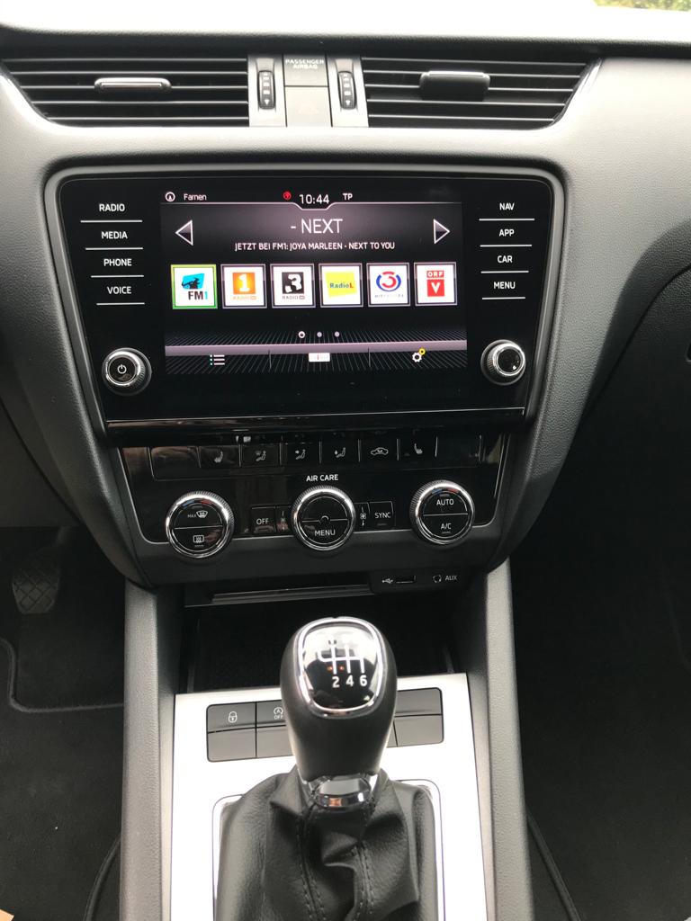 SKODA Octavia Combi 1.5 TSI ACT EVO Style-image-8