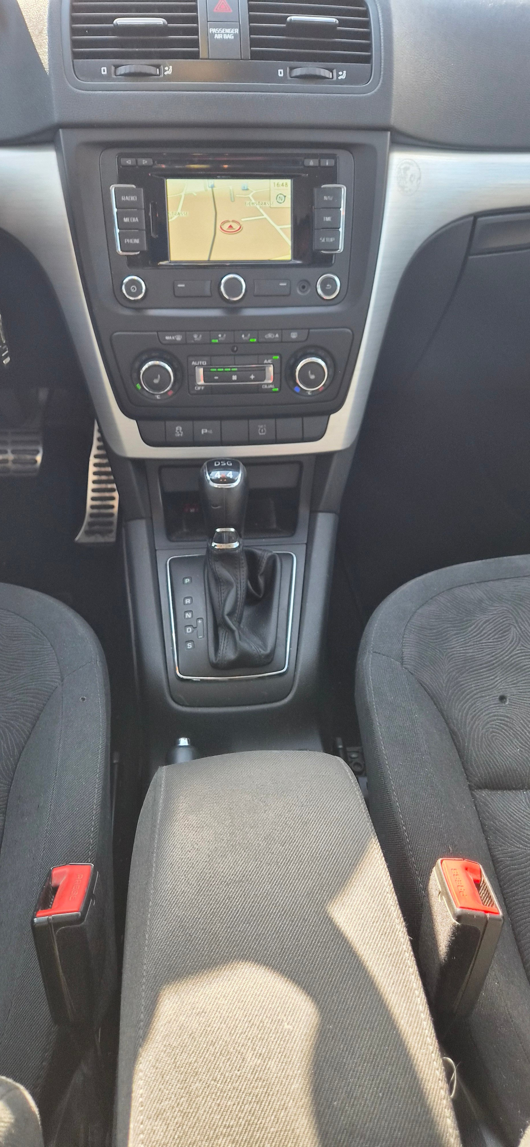 SKODA Yeti 2.0 TDI Active 4x4 DSG-image-9