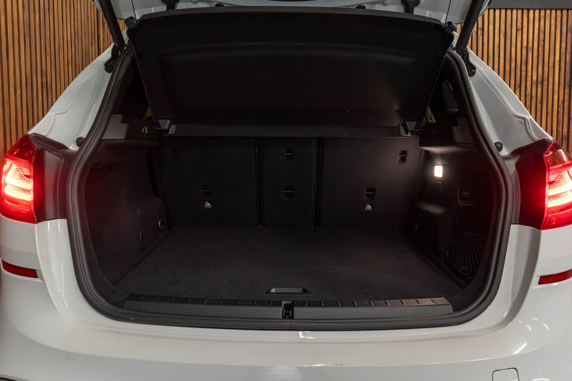 BMW 225xe Active Tourer-image-12