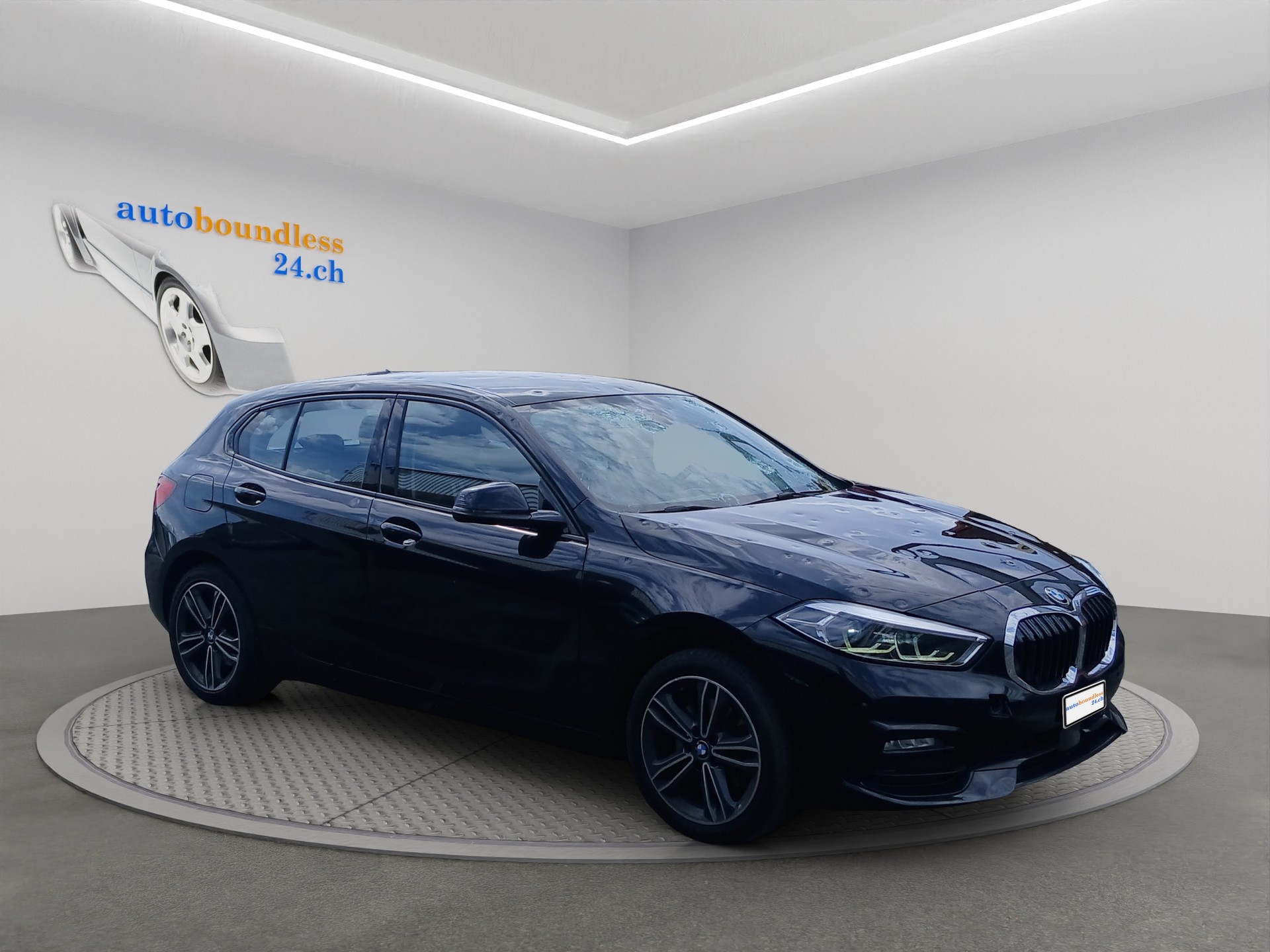 BMW 118i Essential Edition Steptronic-image-1