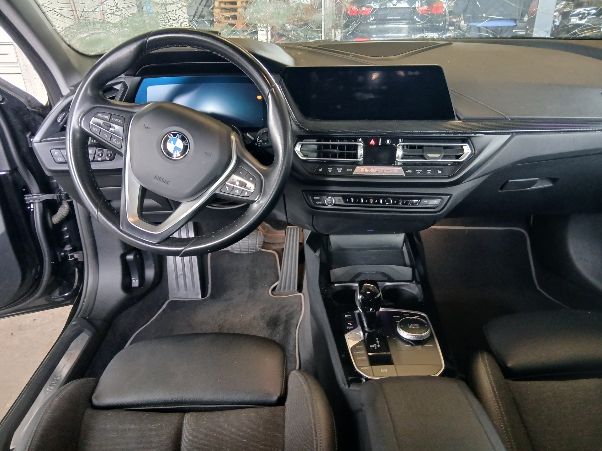 BMW 118i Essential Edition Steptronic-image-7