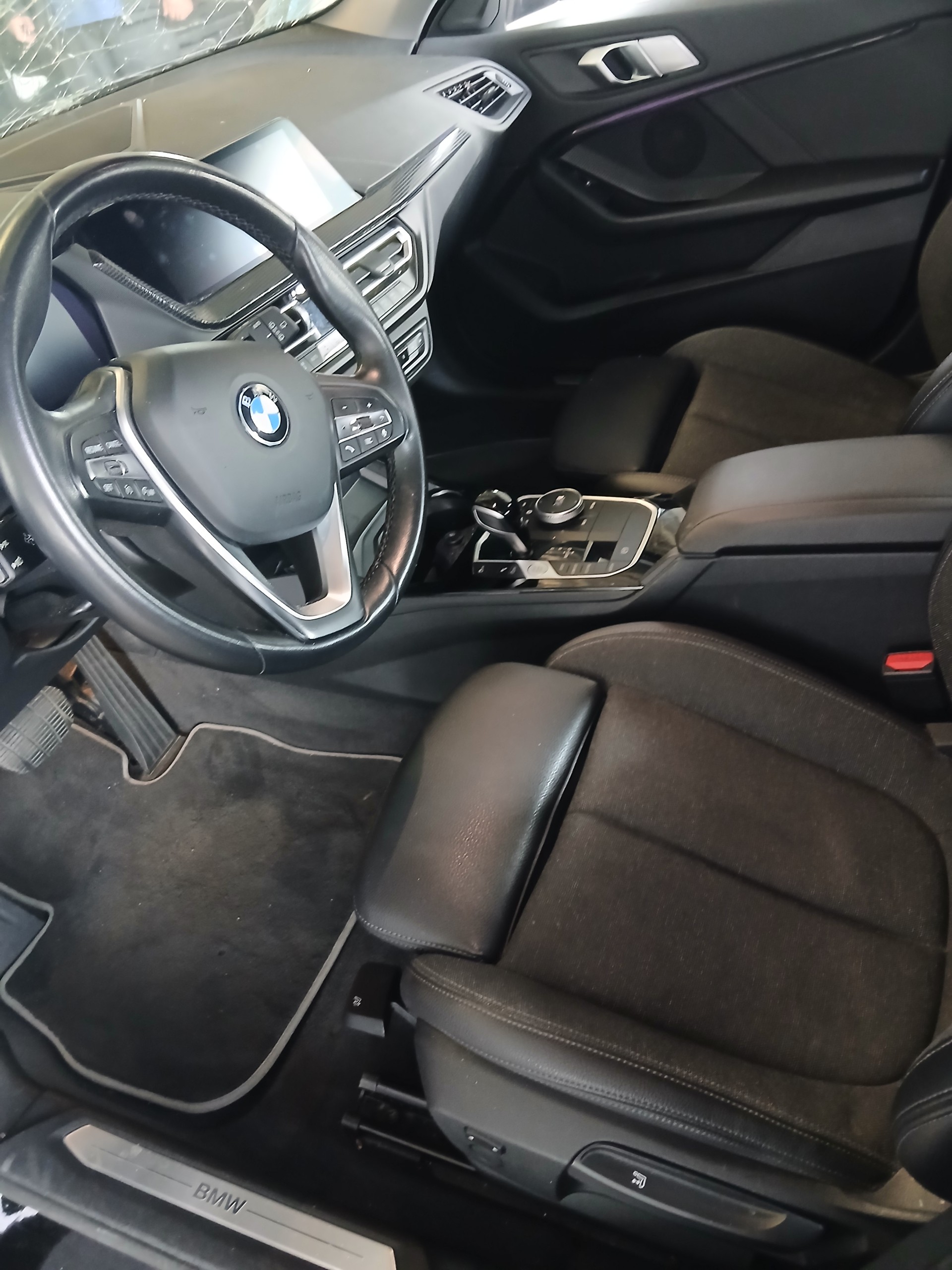 BMW 118i Essential Edition Steptronic-image-8