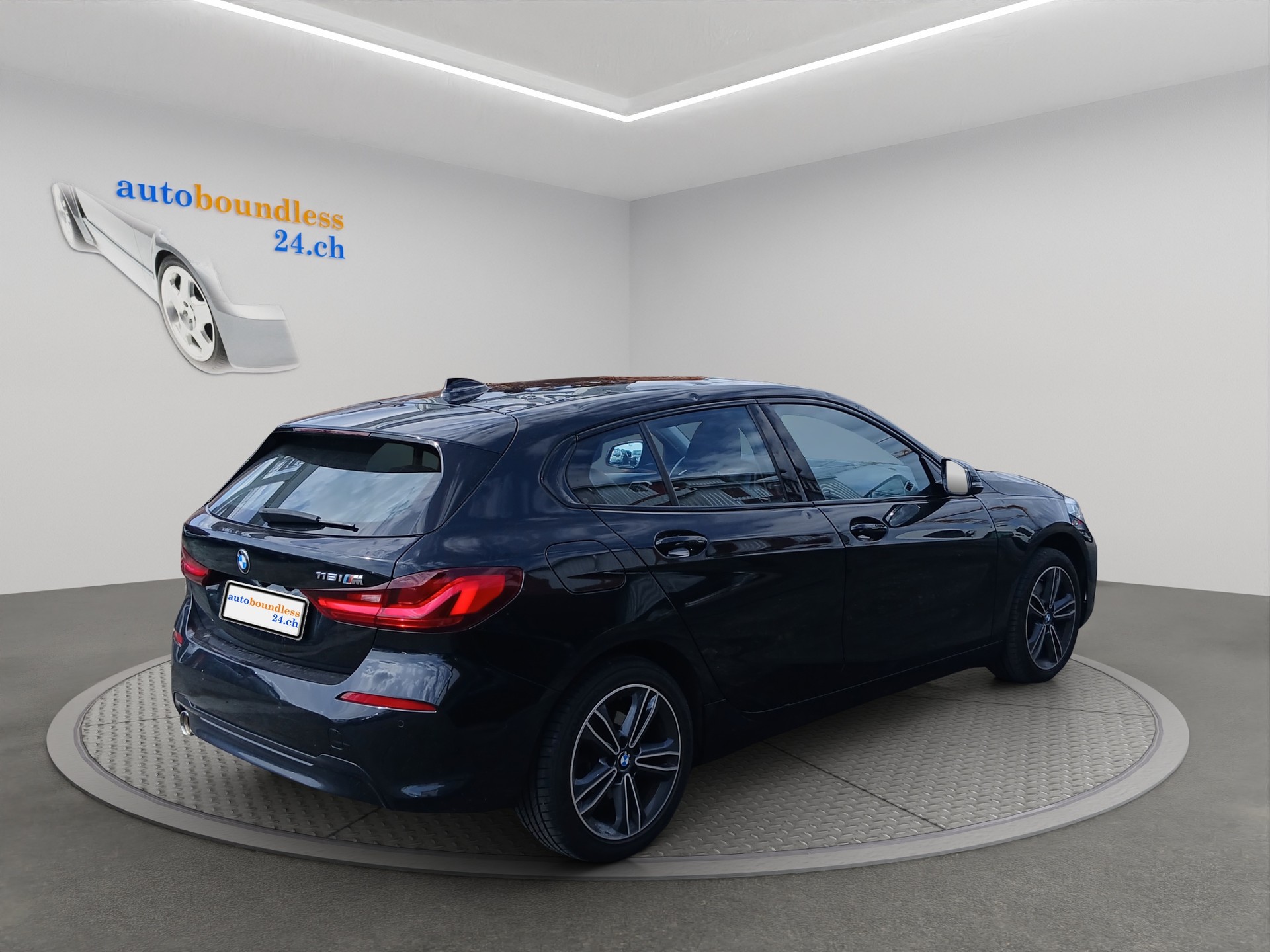 BMW 118i Essential Edition Steptronic-image-4