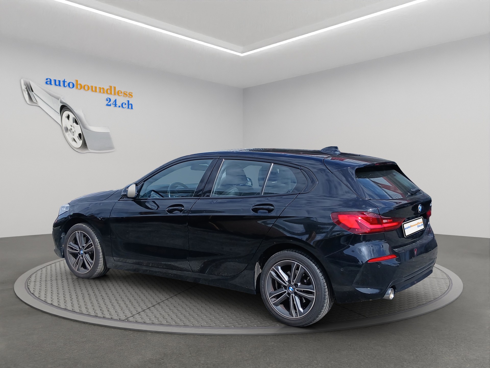 BMW 118i Essential Edition Steptronic-image-3