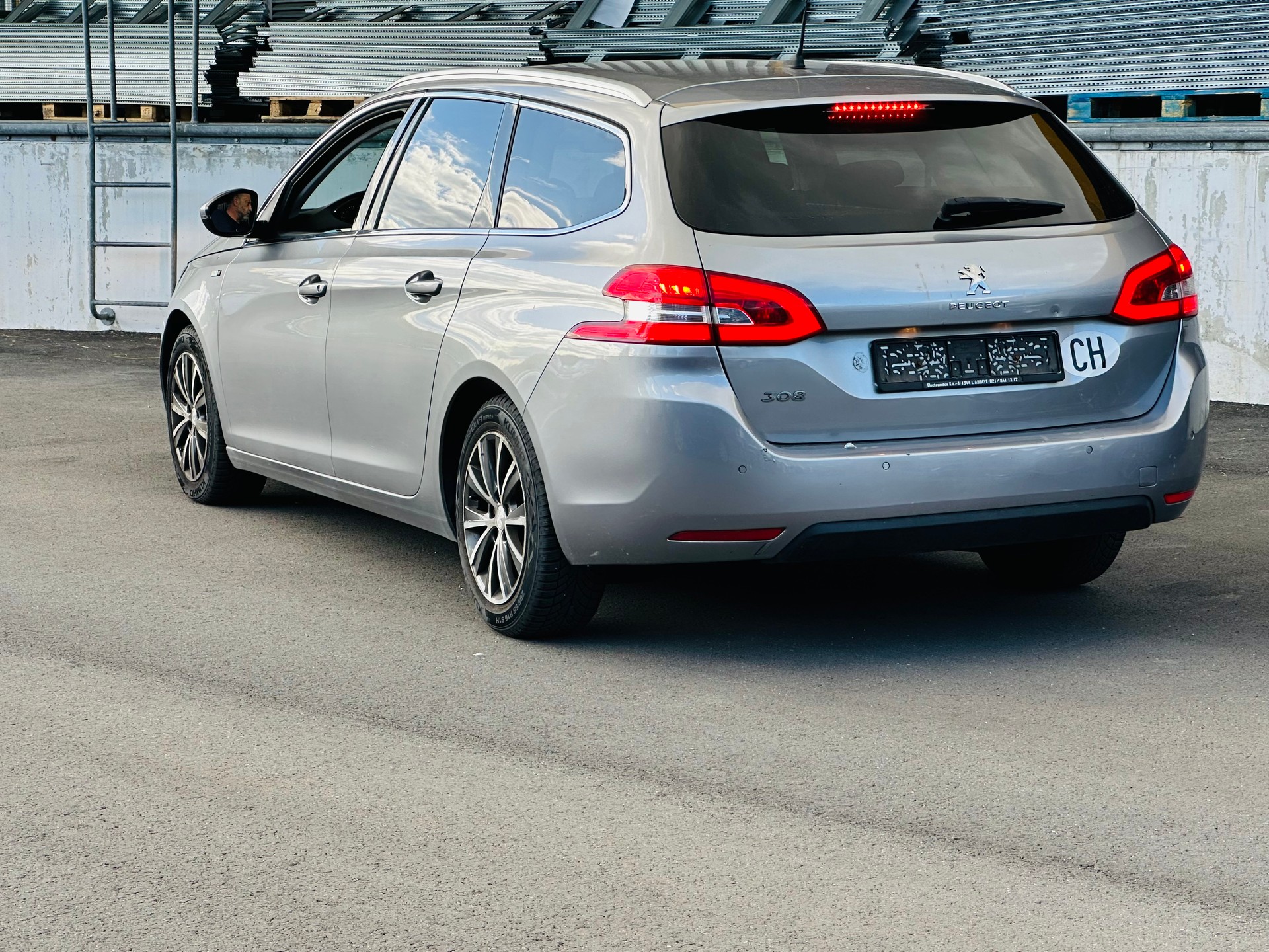 PEUGEOT 308 SW 1.2 THP Style-image-5