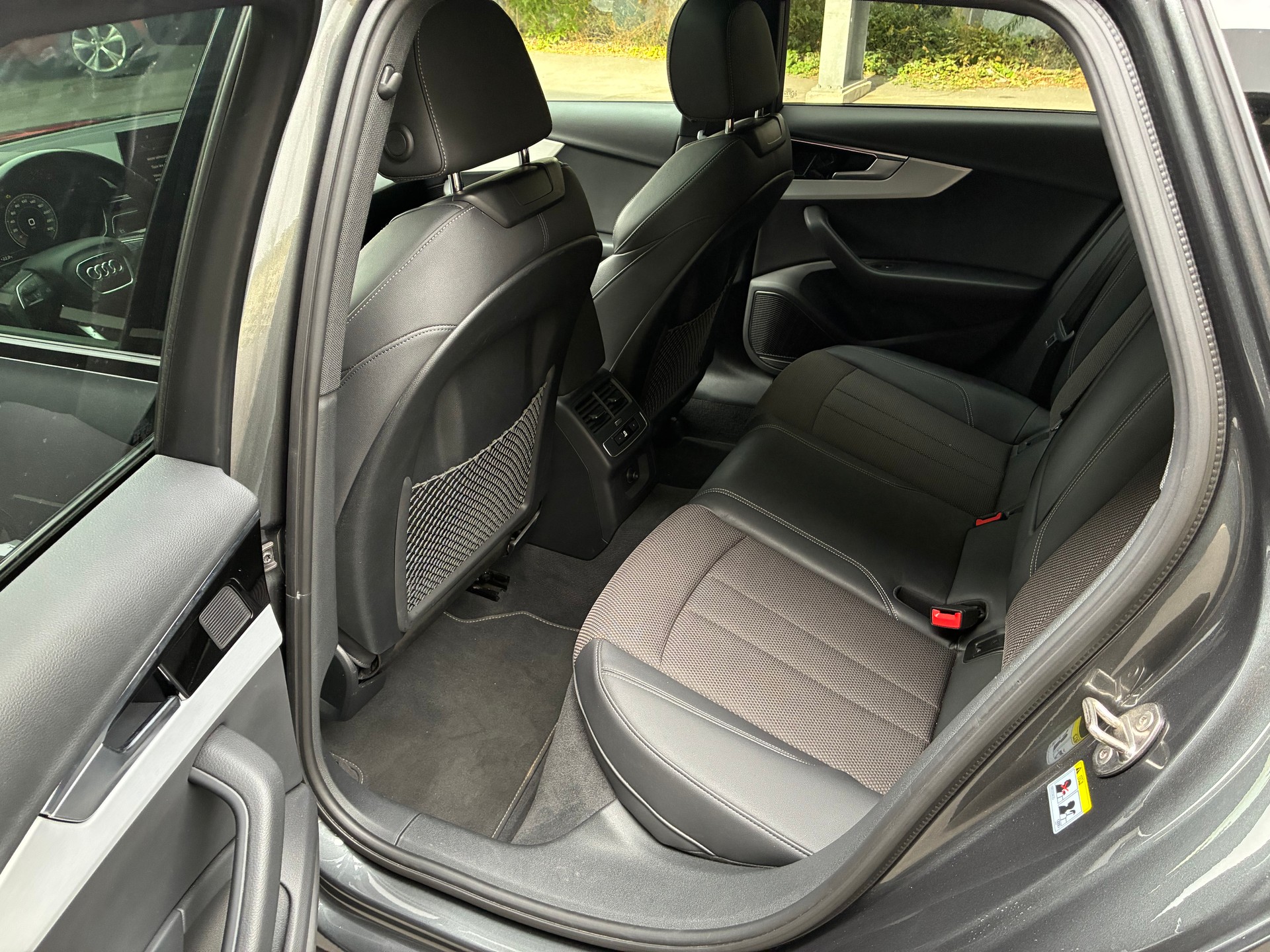 AUDI A4 Avant 40 TDI S line Attraction quattro S-tronic-image-5