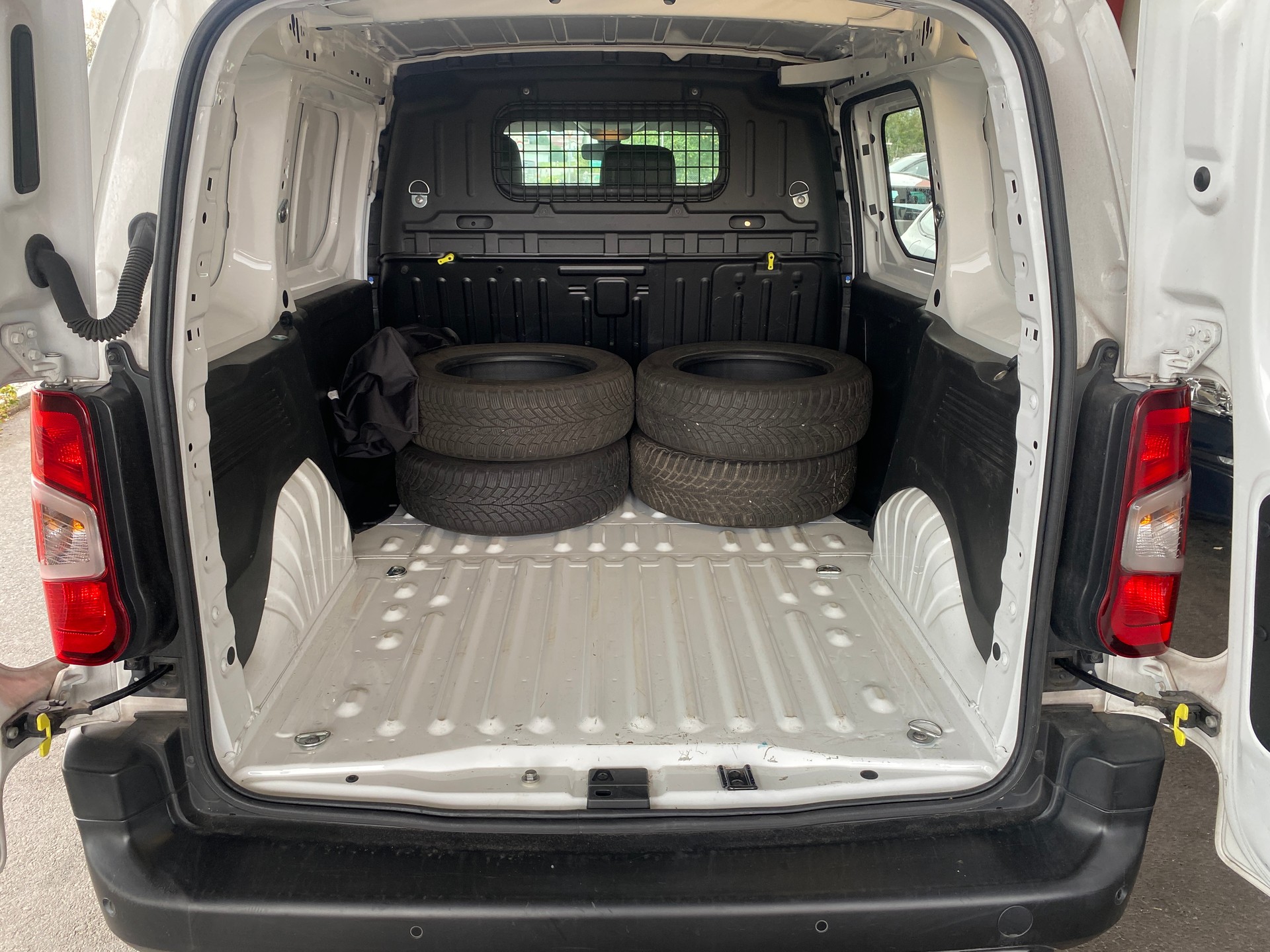 CITROEN Berlingo Van 1.2 Pure Tech 130 s/s Club EAT8 1000kg-image-6