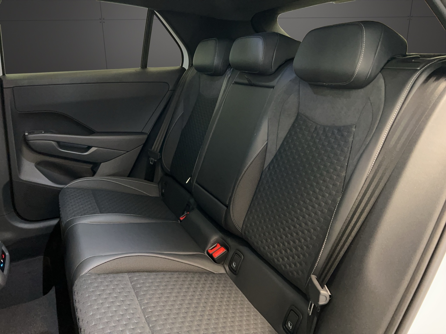 VW T-Roc 1.5 eTSI mHEV R-Line DSG-image-8