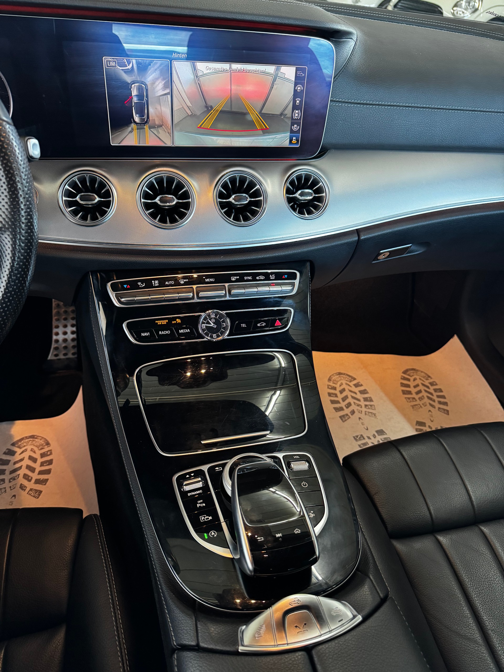 MERCEDES-BENZ E 200 Cabriolet AMG Line 4 Matic 9G-Tronic-image-28