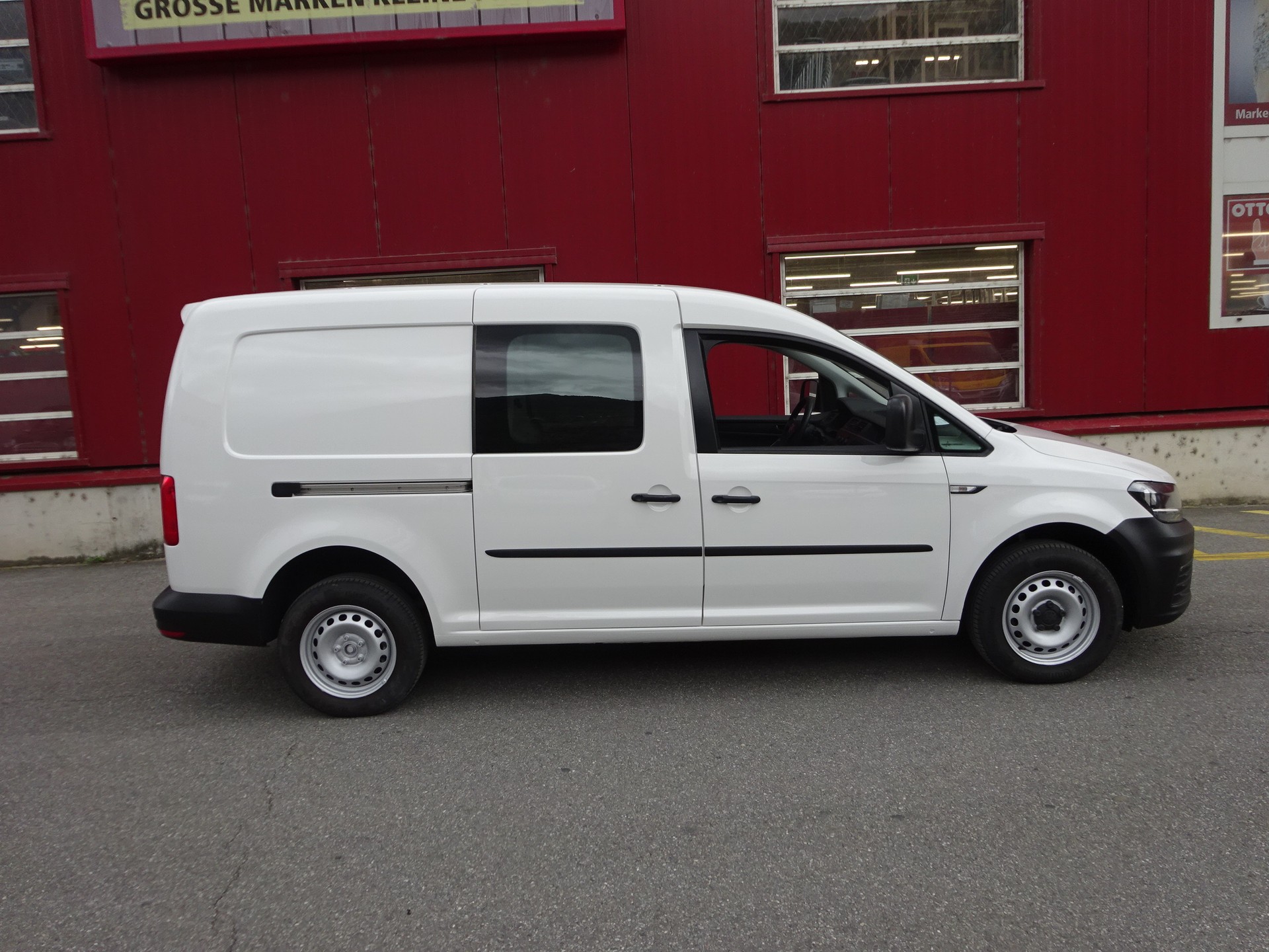 VW Caddy Maxi 2.0TDI 4Motion BlueMotion Technology-image-3