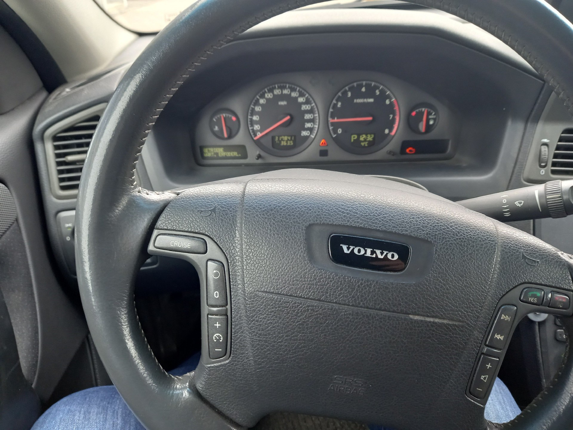 VOLVO V70 2.4-image-10