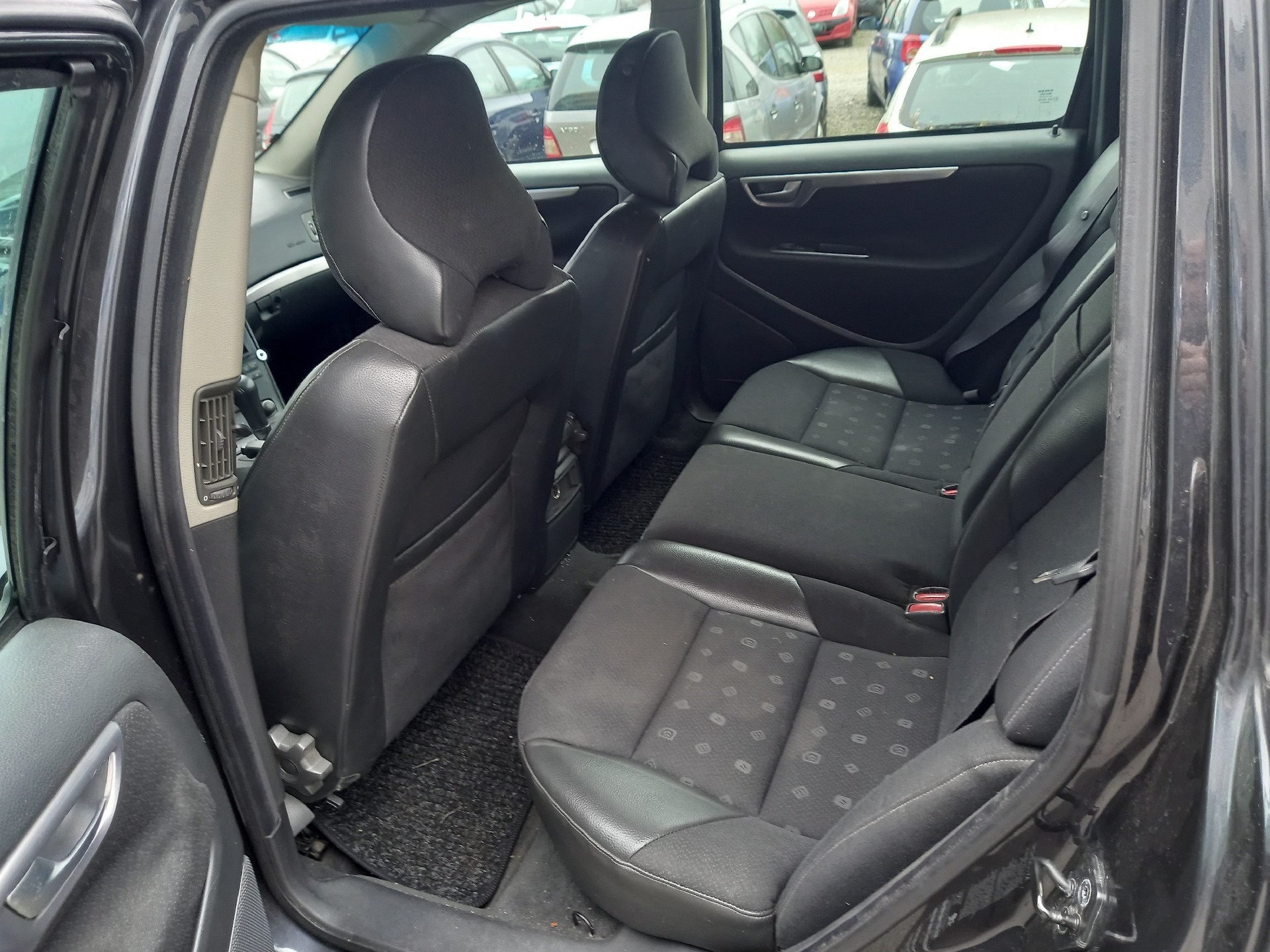 VOLVO V70 2.4-image-7