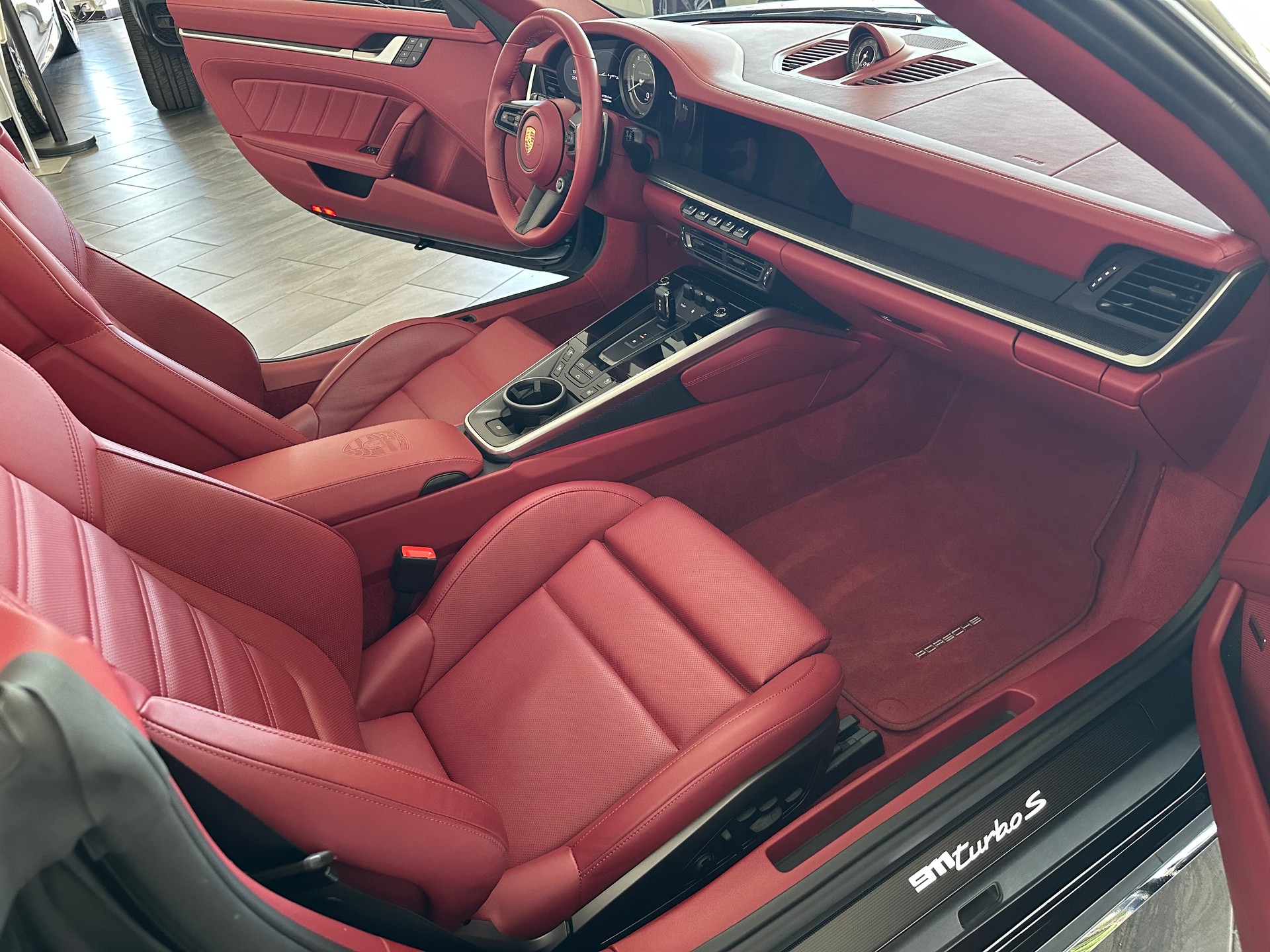PORSCHE 911 Turbo S Cabriolet PDK-image-13