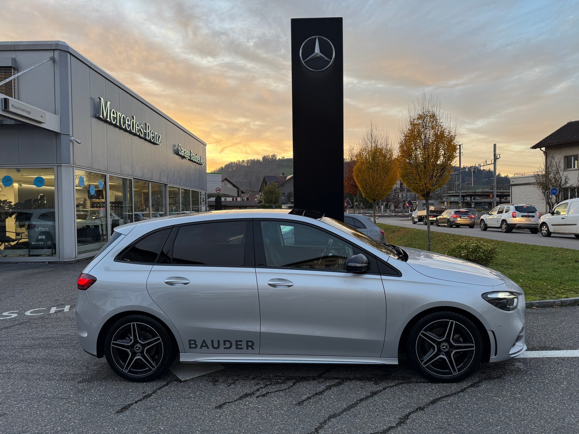 MERCEDES-BENZ B 200 d AMG Line-image-8