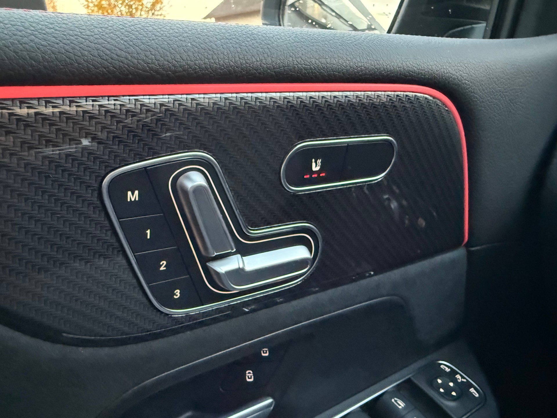 MERCEDES-BENZ B 200 d AMG Line-image-11