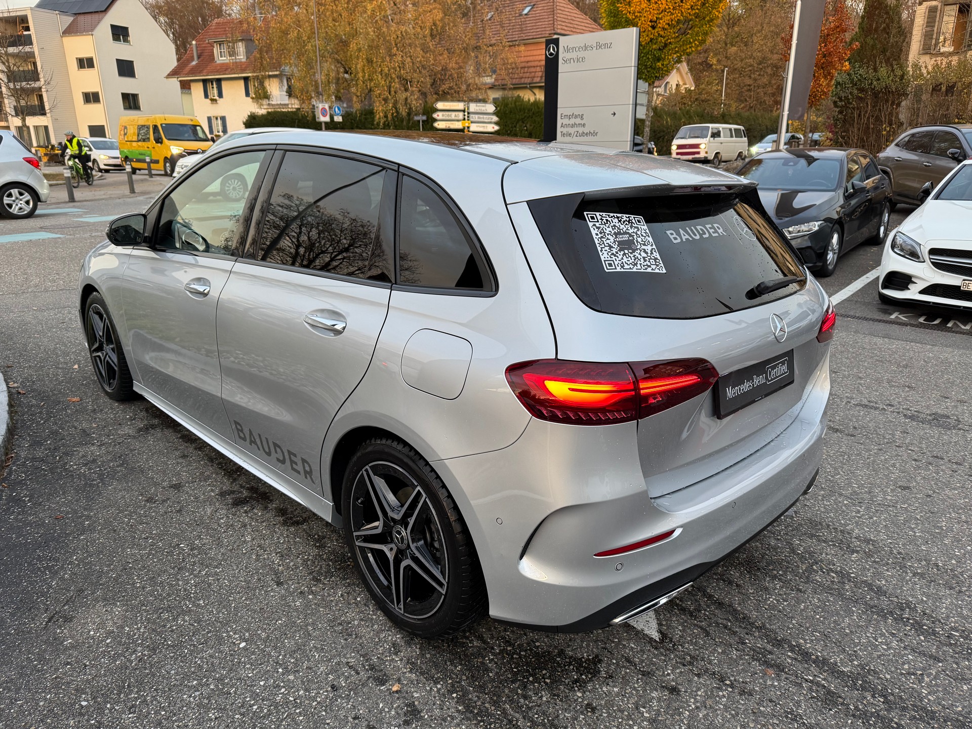 MERCEDES-BENZ B 200 d AMG Line-image-6