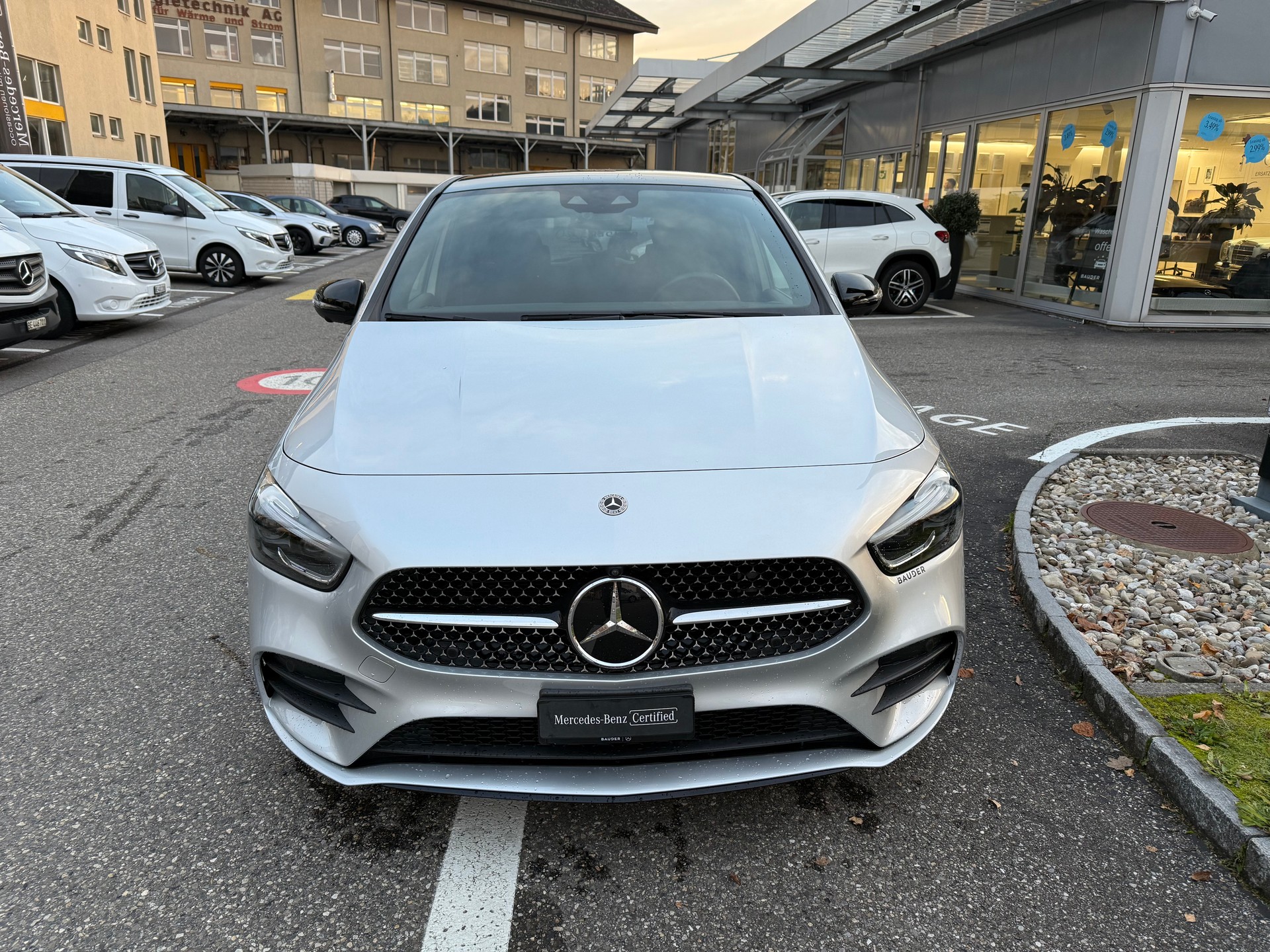 MERCEDES-BENZ B 200 d AMG Line-showroom-element-1