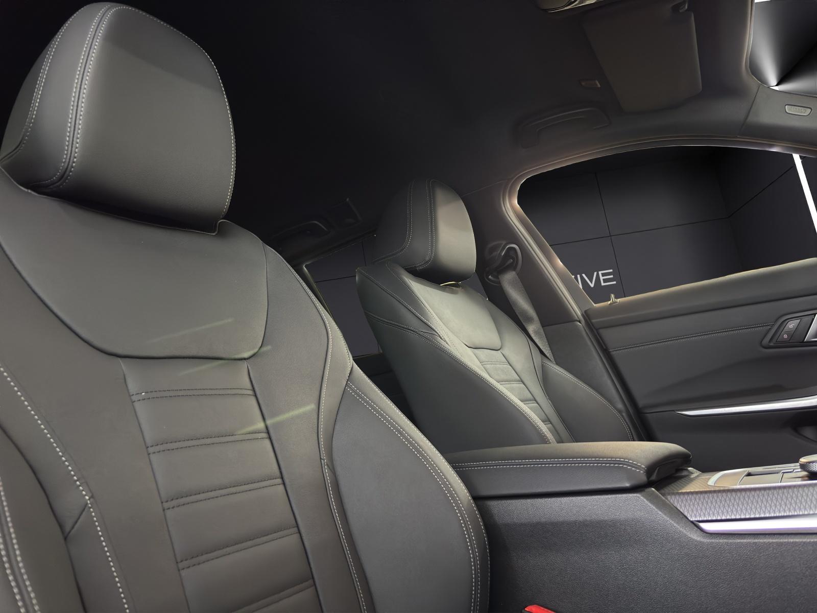 BMW 320d xDrive Touring-image-16