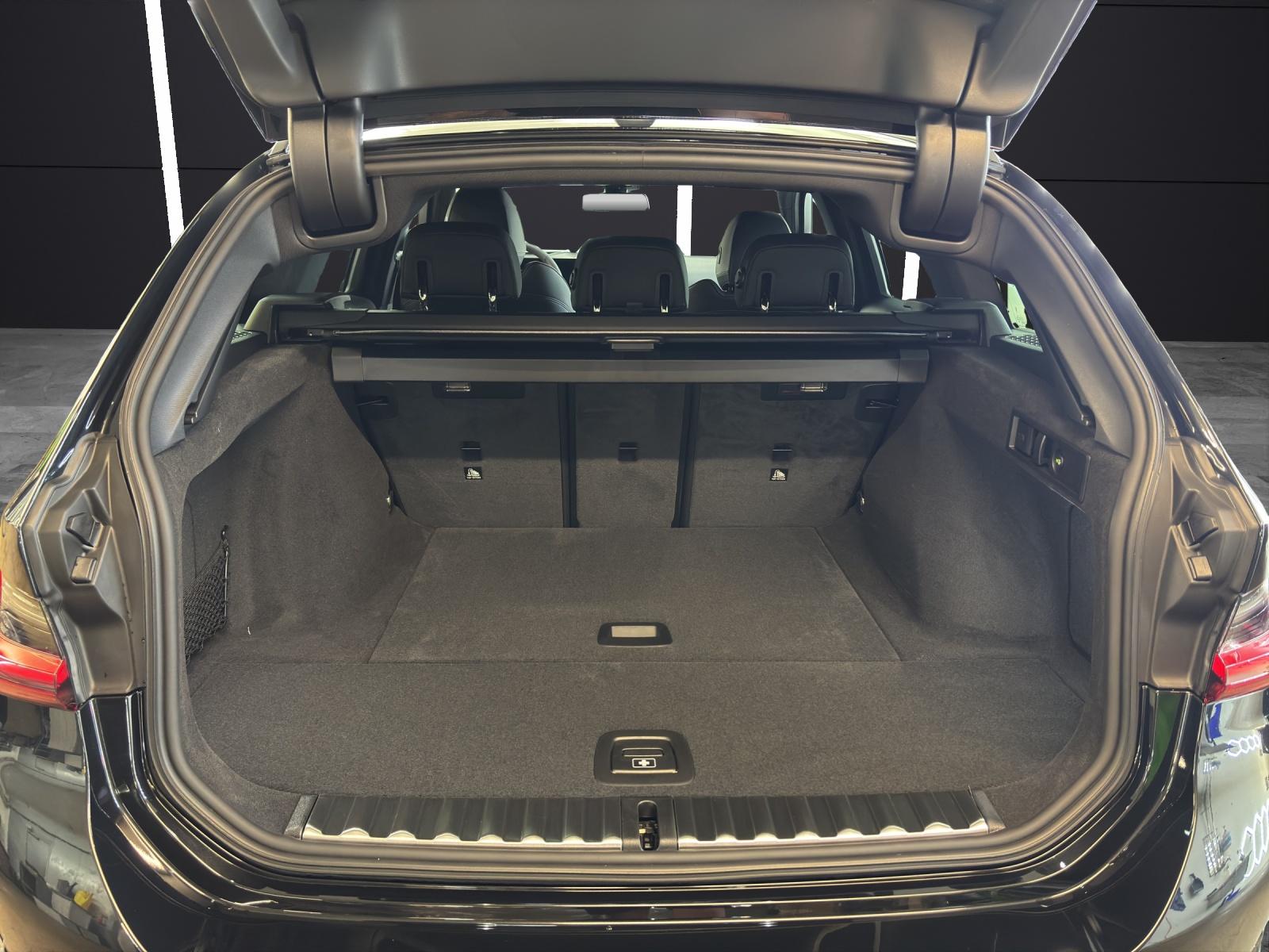 BMW 320d xDrive Touring-image-12