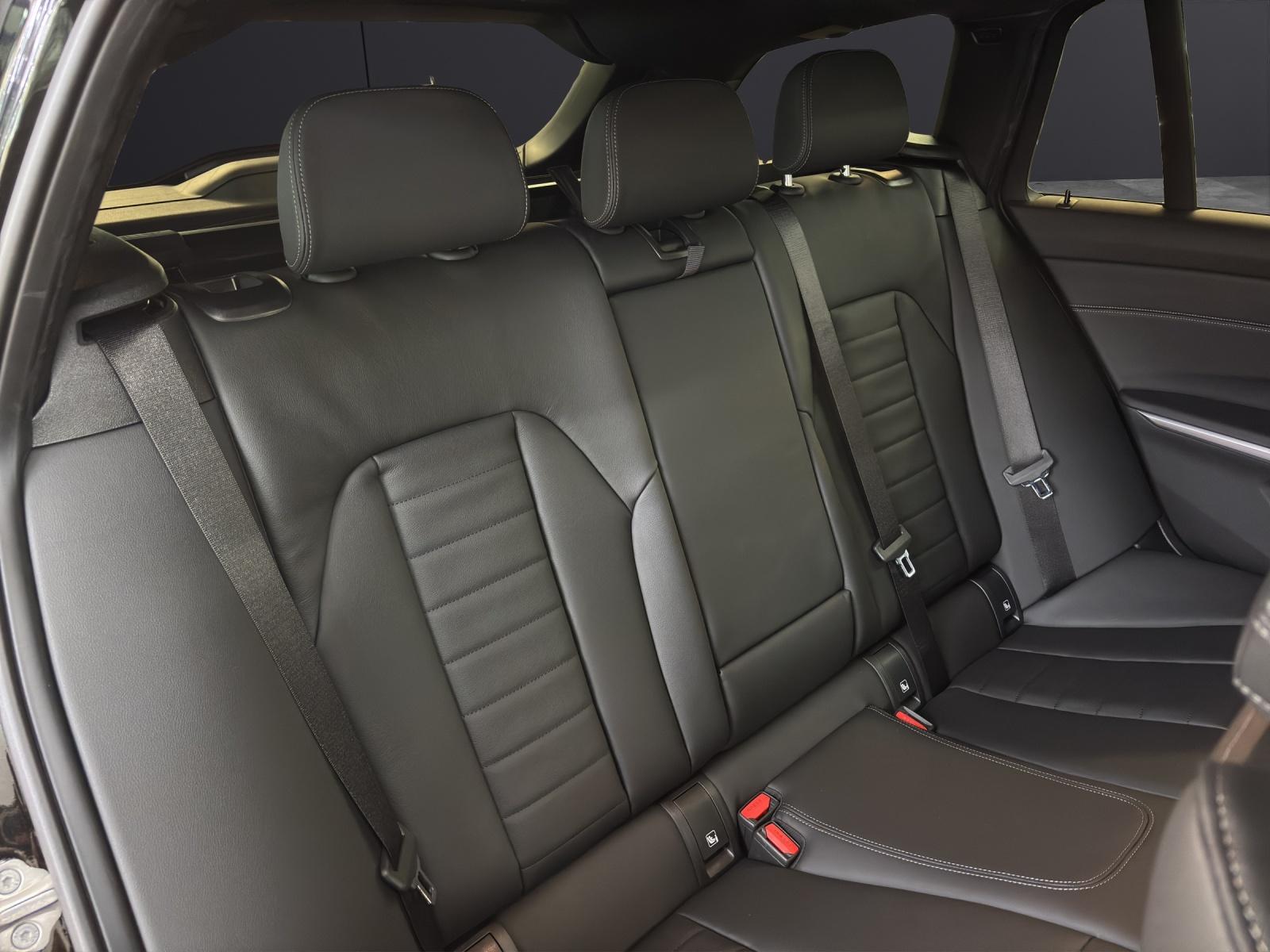 BMW 320d xDrive Touring-image-13