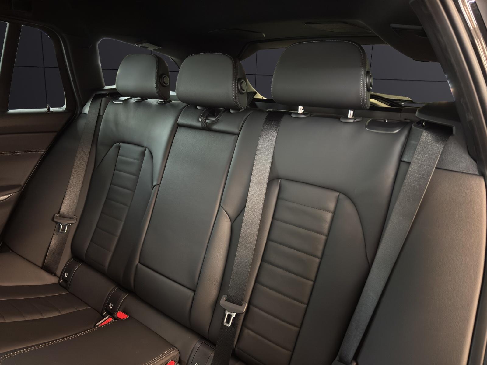 BMW 320d xDrive Touring-image-11