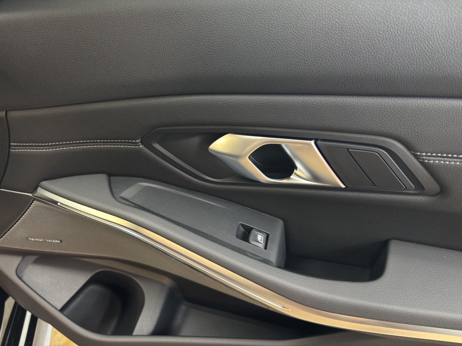 BMW 320d xDrive Touring-image-15