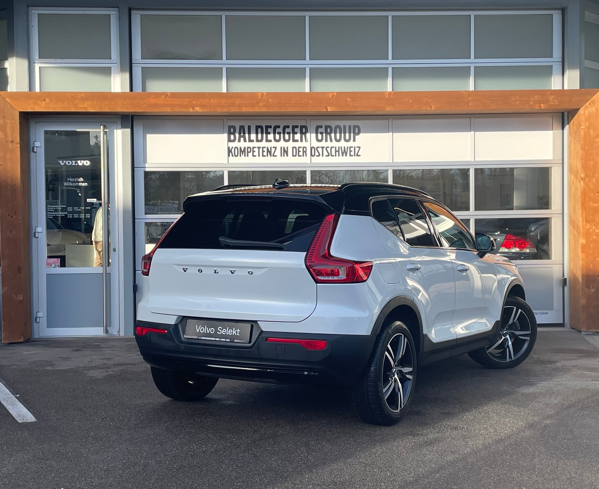 VOLVO XC40 2.0 B5 MH R-Design AWD-image-2