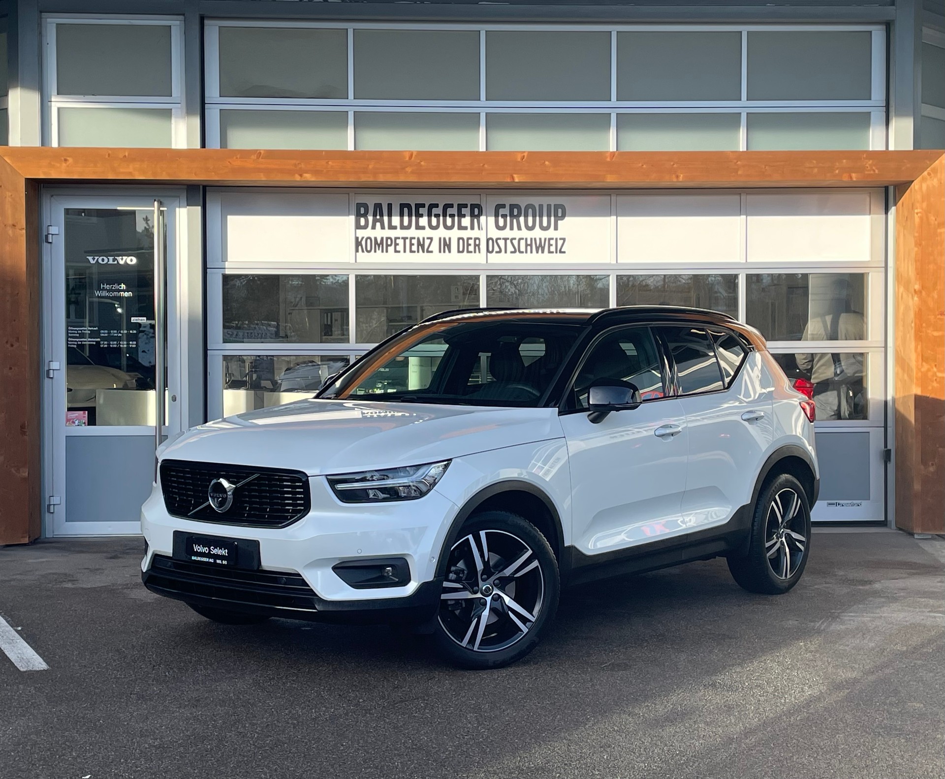 VOLVO XC40 2.0 B5 MH R-Design AWD-image-0