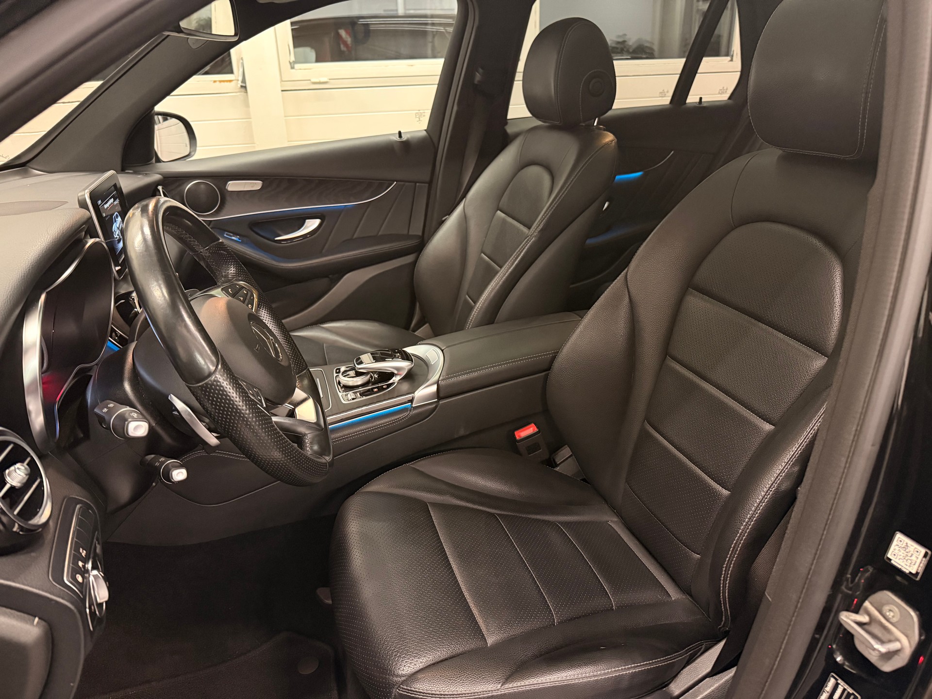 MERCEDES-BENZ GLC 250 AMG Line 4Matic 9G-Tronic-image-10