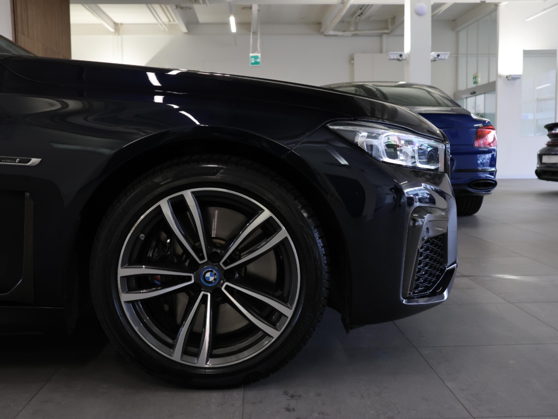 BMW 745e xDrive Steptronic *Harman/Kardon* *360 Kamera* *M-Packet*-image-7