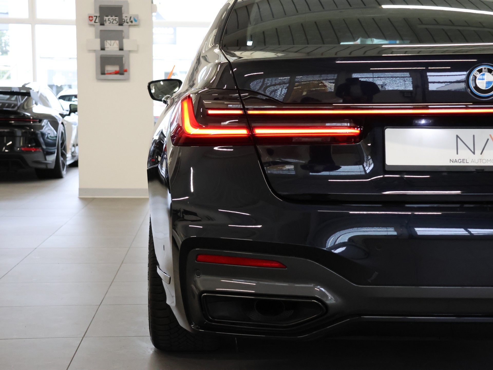 BMW 745e xDrive Steptronic *Harman/Kardon* *360 Kamera* *M-Packet*-image-10