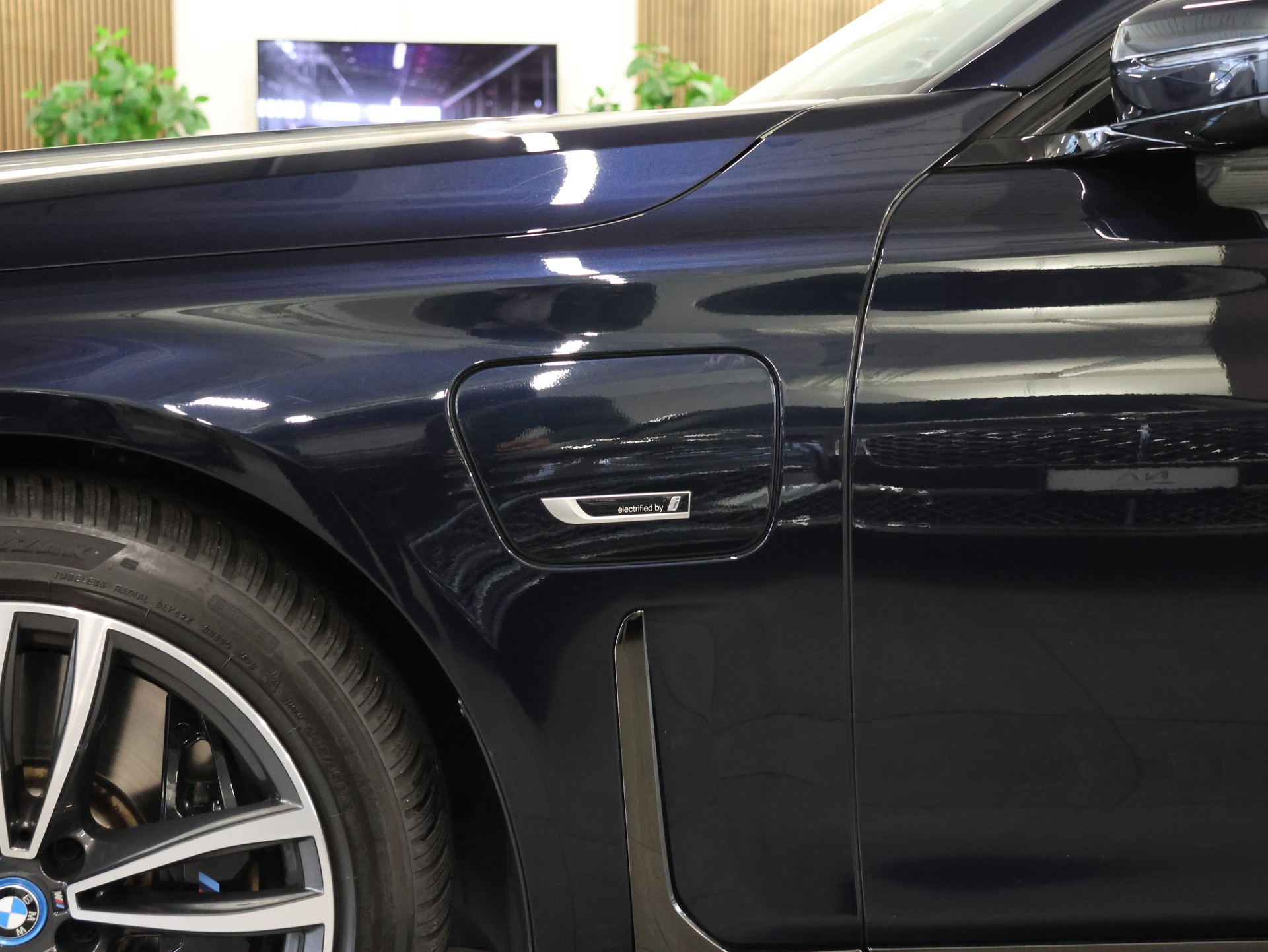 BMW 745e xDrive Steptronic *Harman/Kardon* *360 Kamera* *M-Packet*-image-14