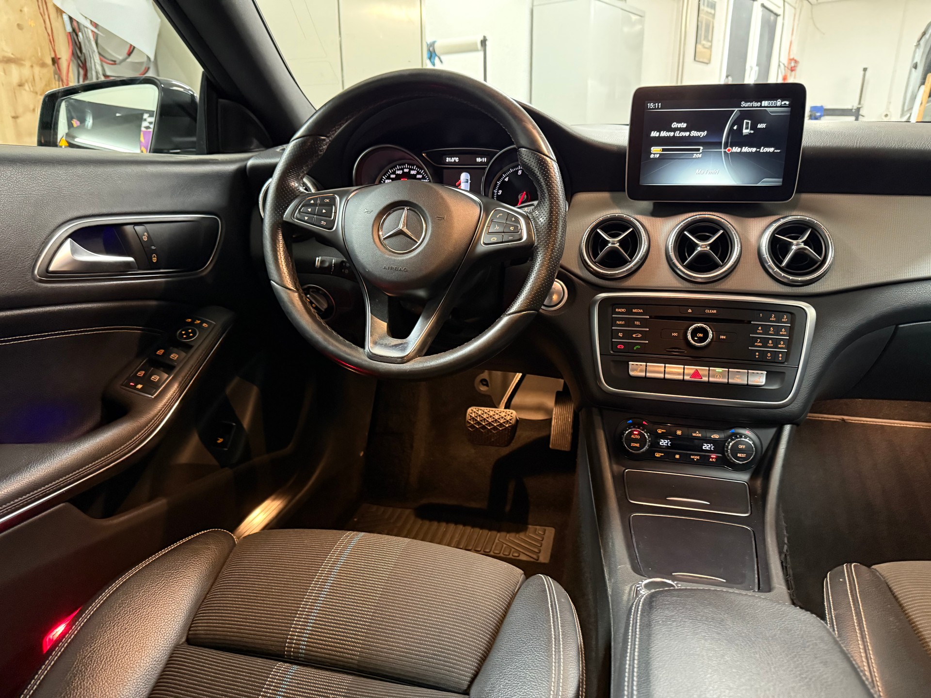 MERCEDES-BENZ CLA Shooting Brake 180 Urban 7G-DCT-image-4
