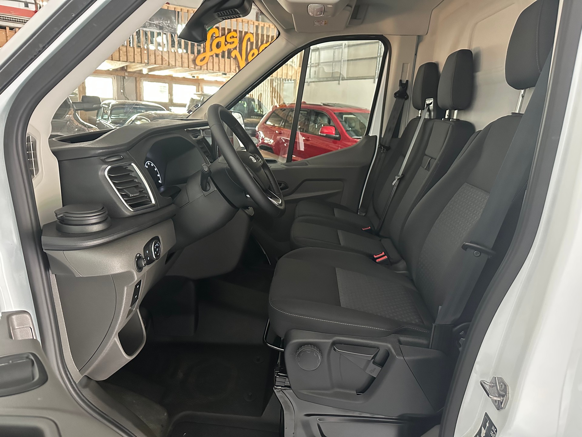 FORD E-Transit Van 350 L2 Trend RWD 68kWh-image-2