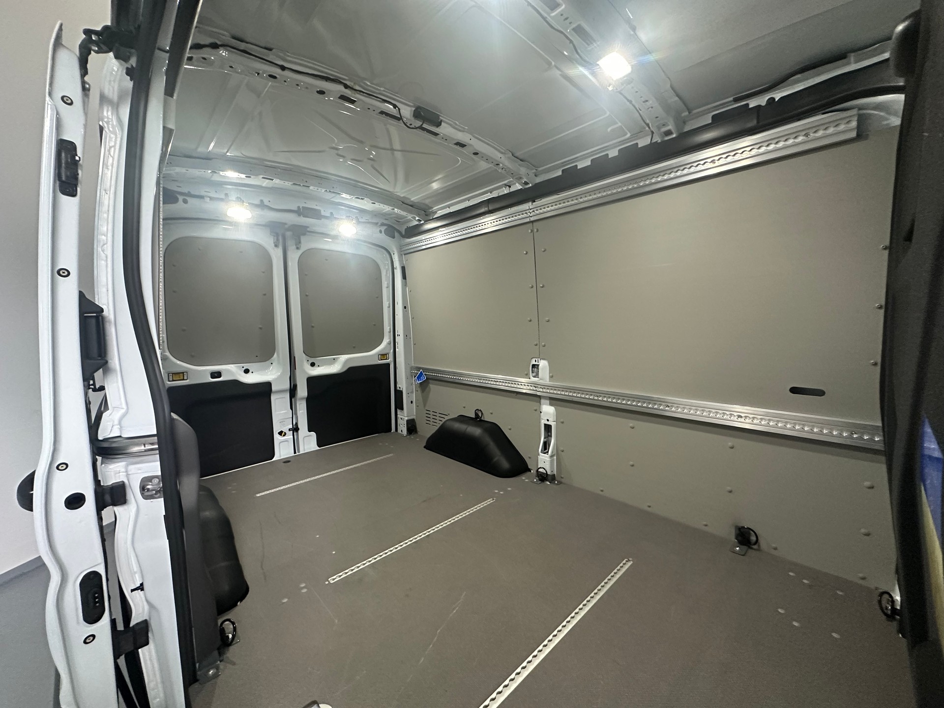 FORD E-Transit Van 350 L2 Trend RWD 68kWh-image-8