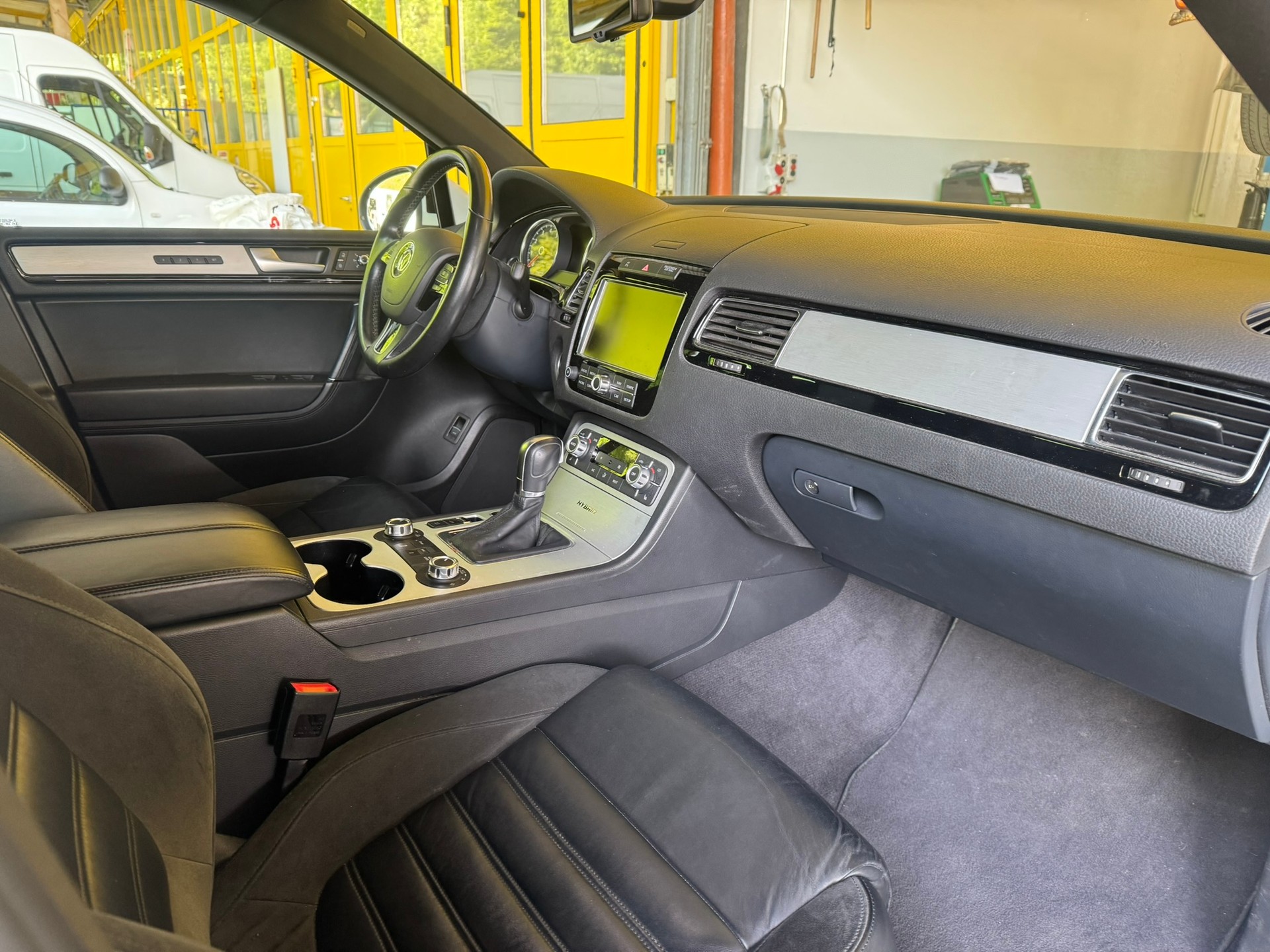VW Touareg 3.0 TSI Hybrid Tiptronic-image-9