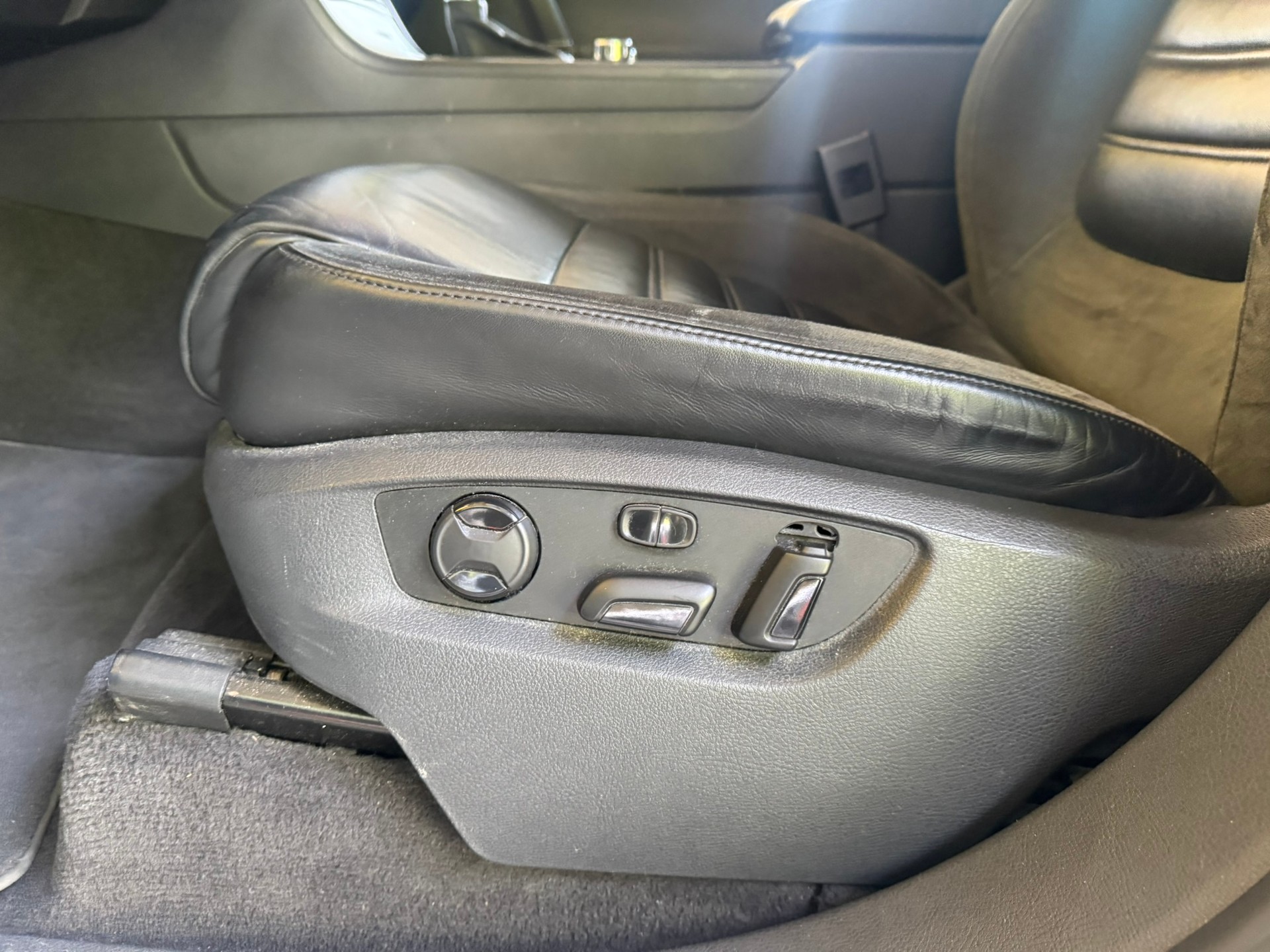 VW Touareg 3.0 TSI Hybrid Tiptronic-image-17