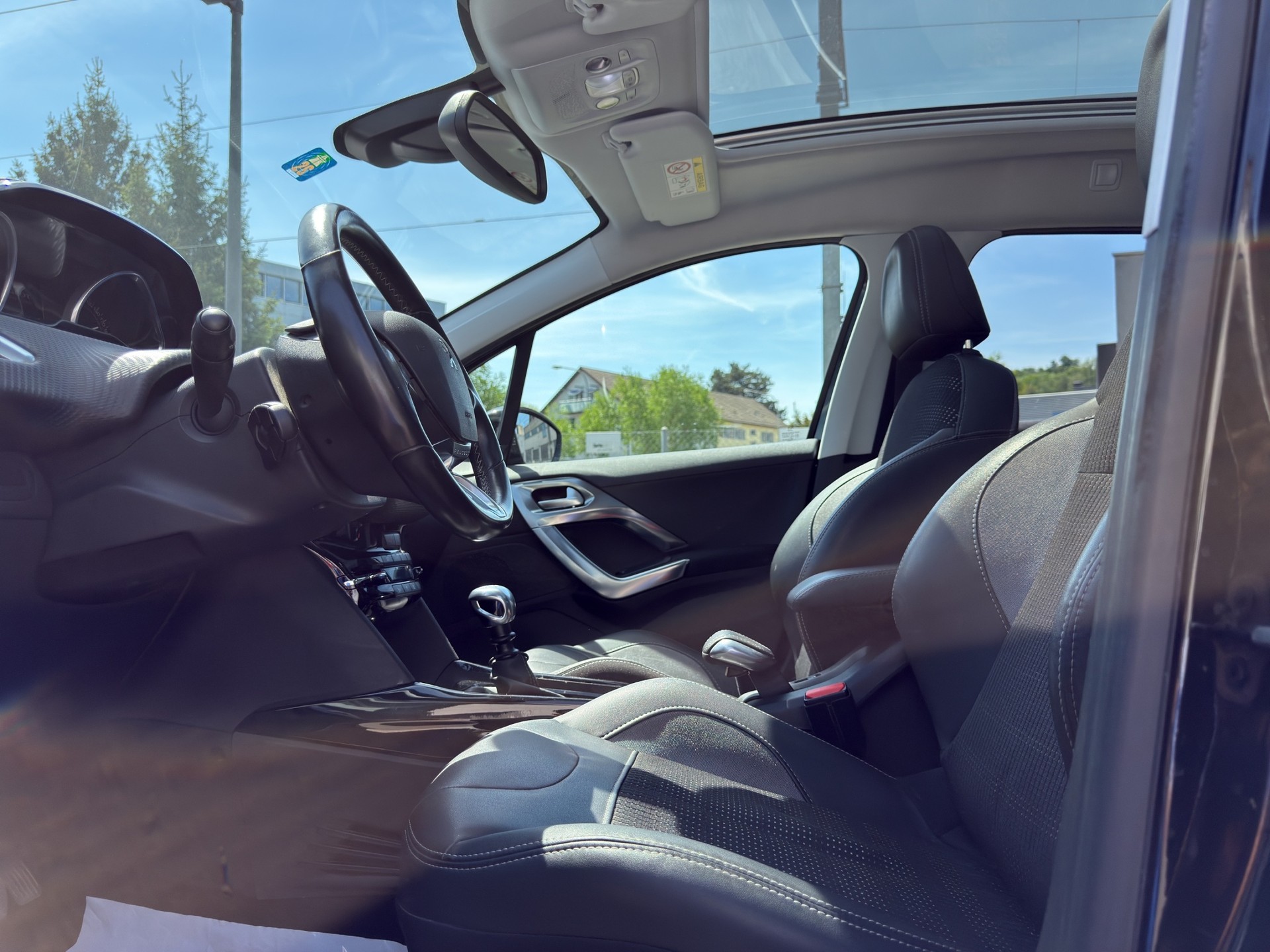 PEUGEOT 2008 1.2 PureTech Allure-image-9