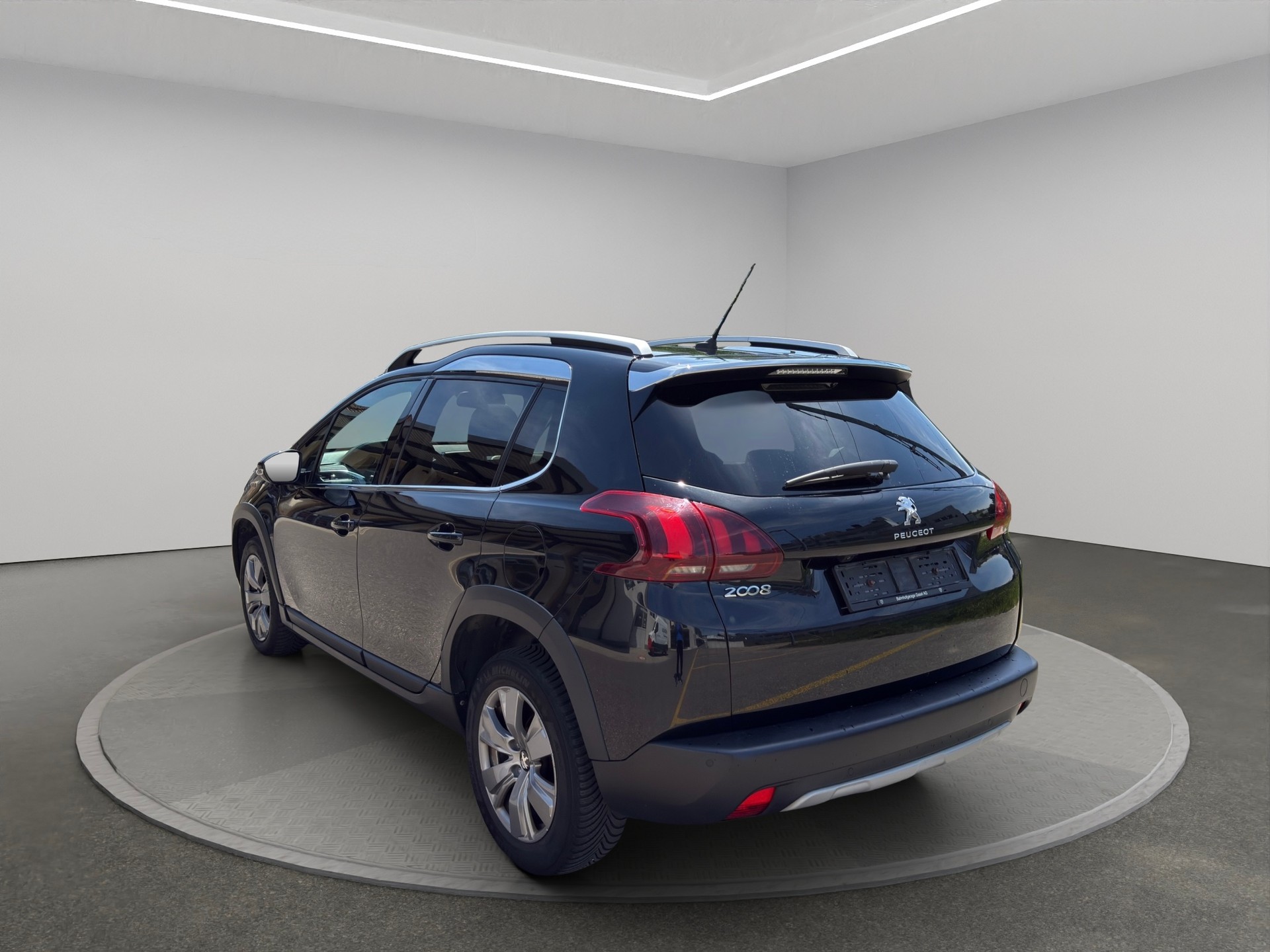 PEUGEOT 2008 1.2 PureTech Allure-image-4