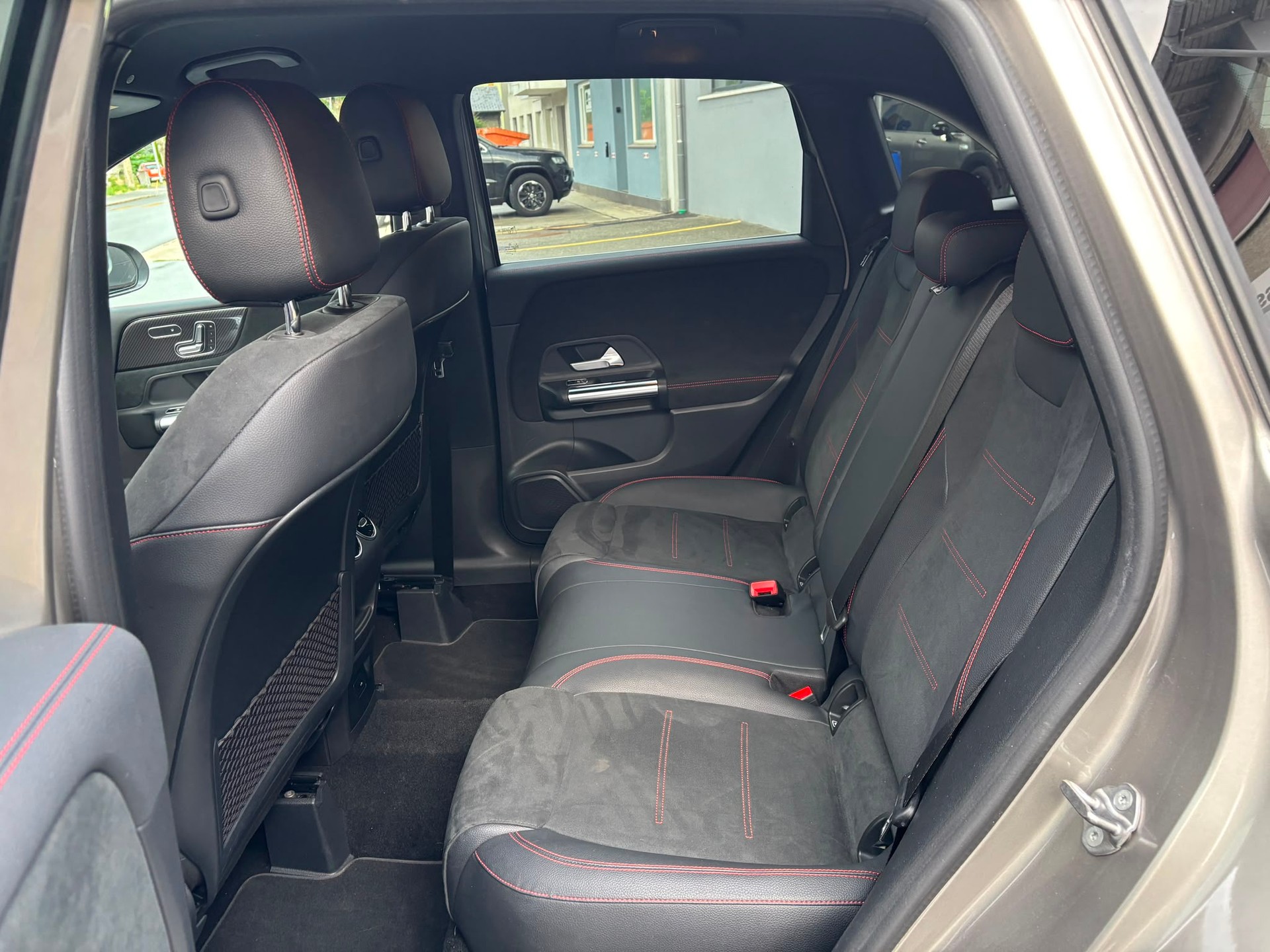 MERCEDES-BENZ B 220 4Matic AMG Line-image-13