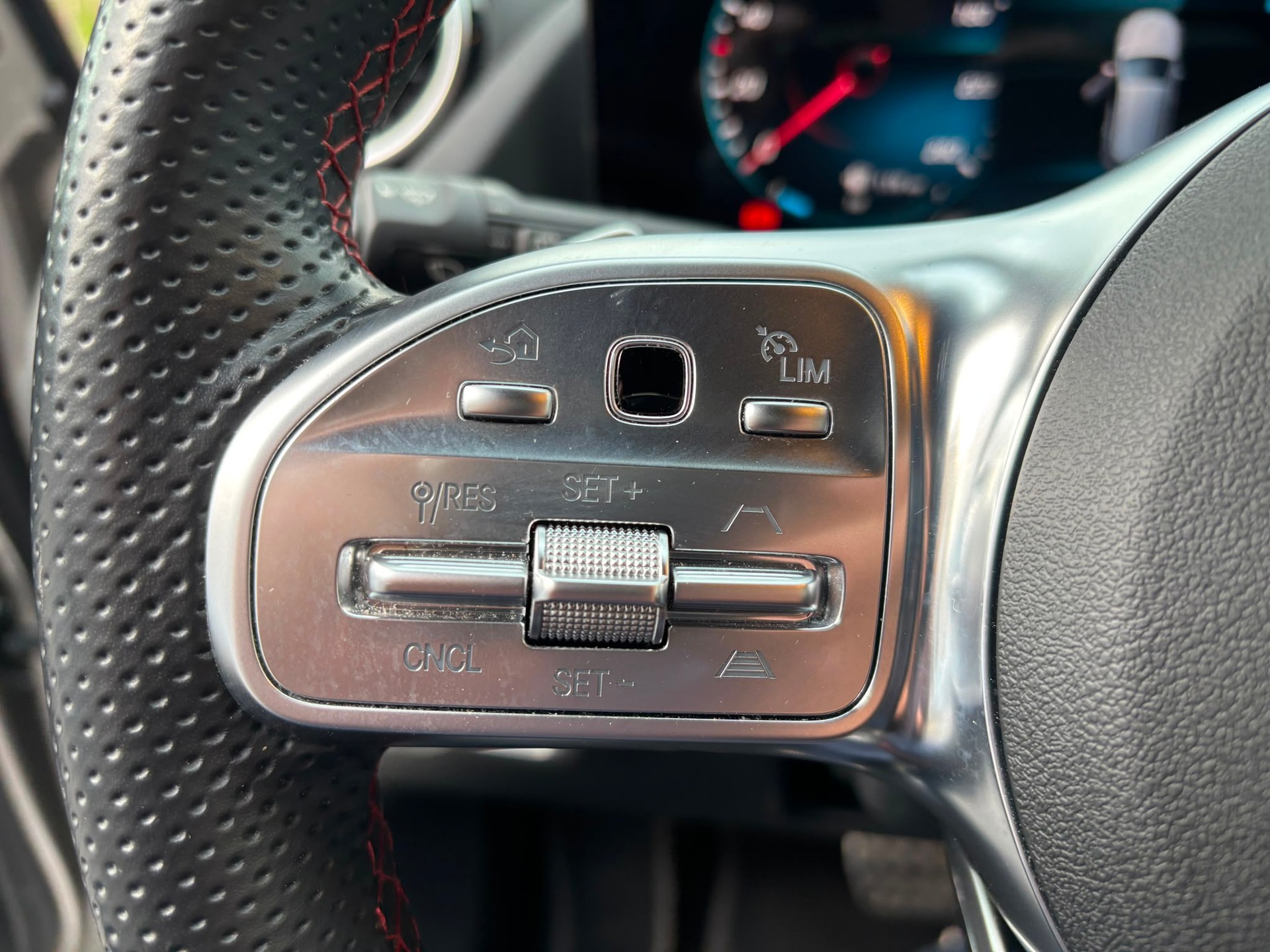 MERCEDES-BENZ B 220 4Matic AMG Line-image-8
