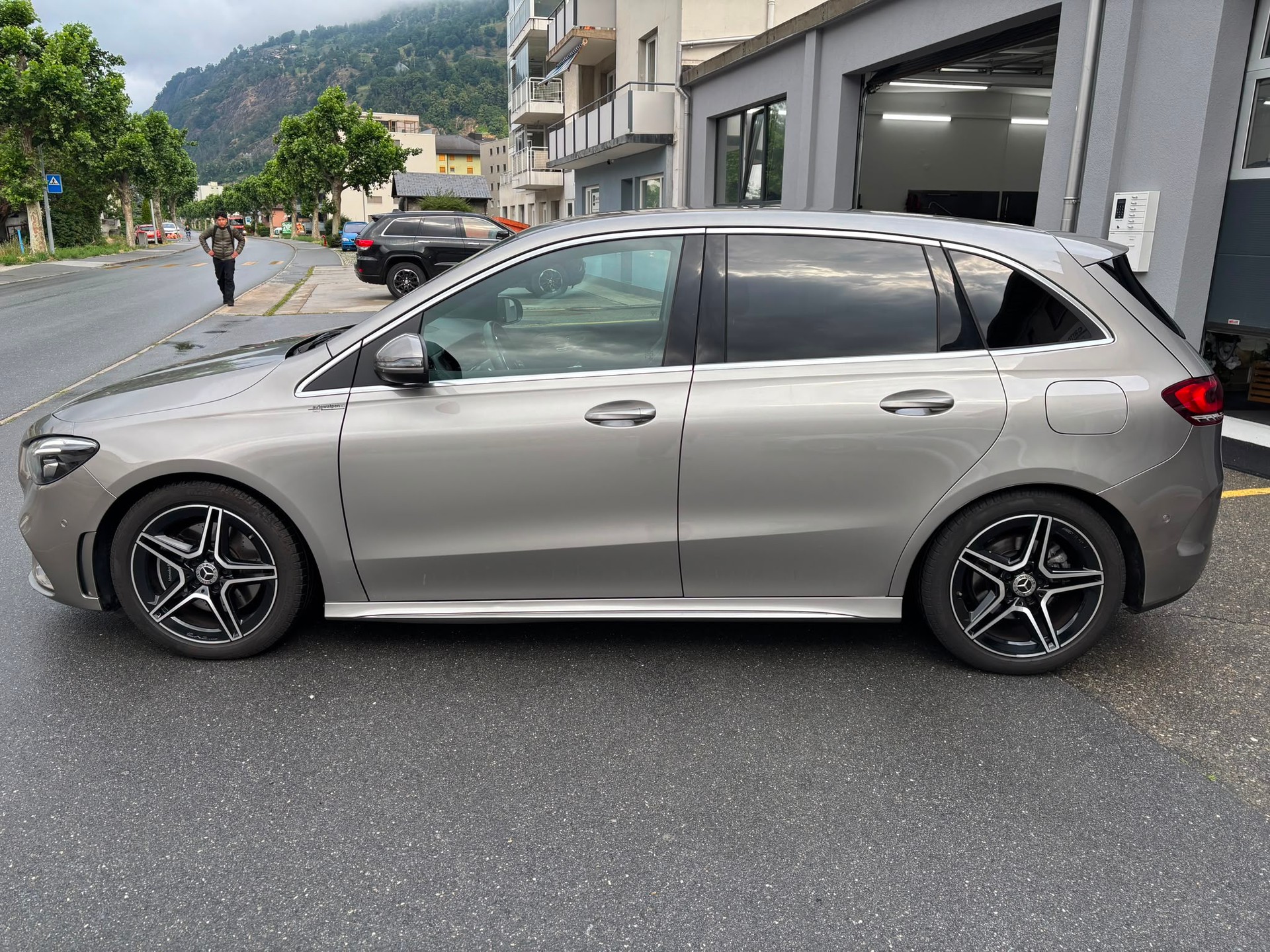 MERCEDES-BENZ B 220 4Matic AMG Line-image-5