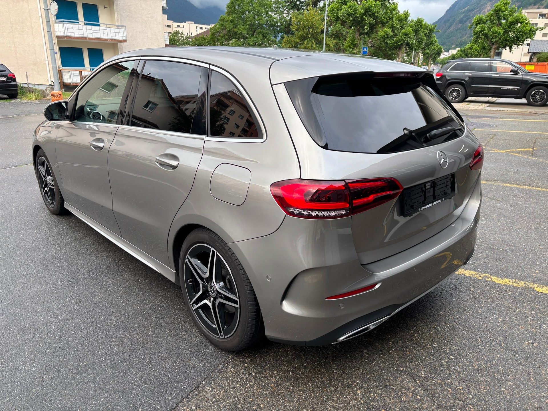 MERCEDES-BENZ B 220 4Matic AMG Line-image-4