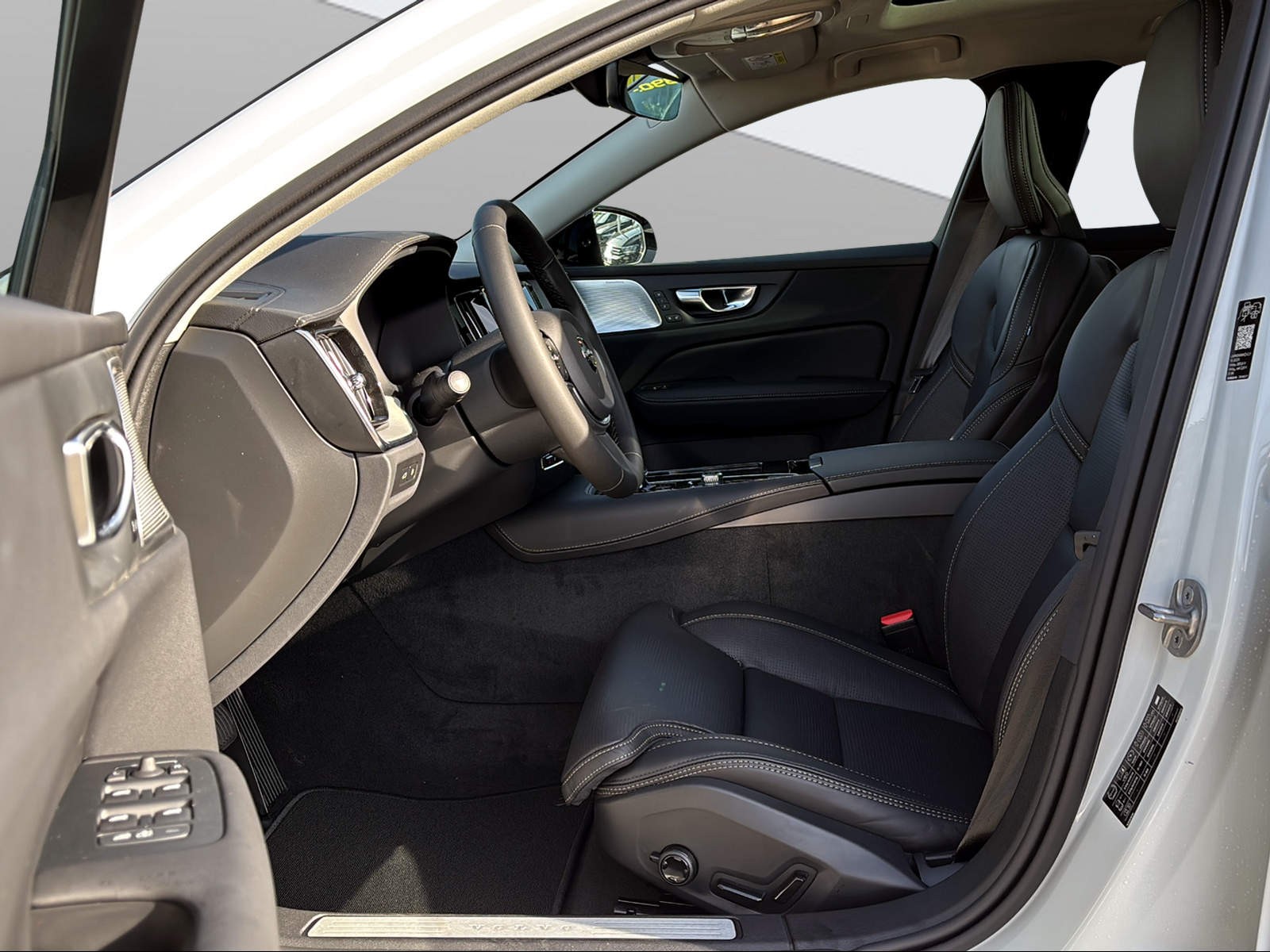VOLVO V60 T8 eAWD Plug in Hybrid Ultra Dark Geartronic-image-6
