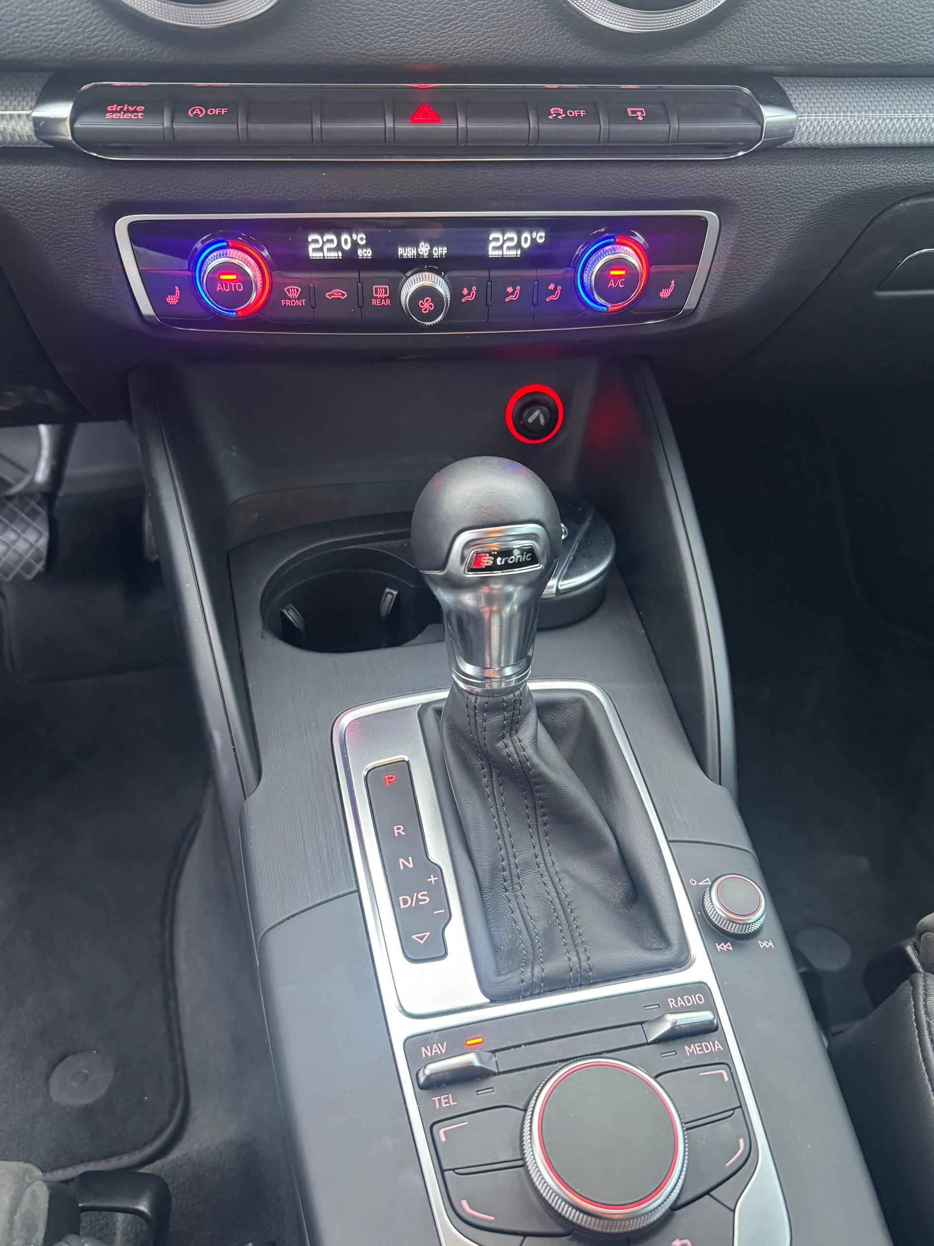AUDI A3 Sportback 2.0 TDI Ambition quattro S-tronic-image-11