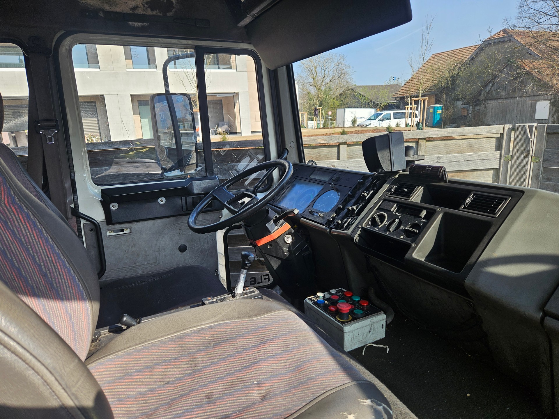 VOLVO FL6 15-image-4
