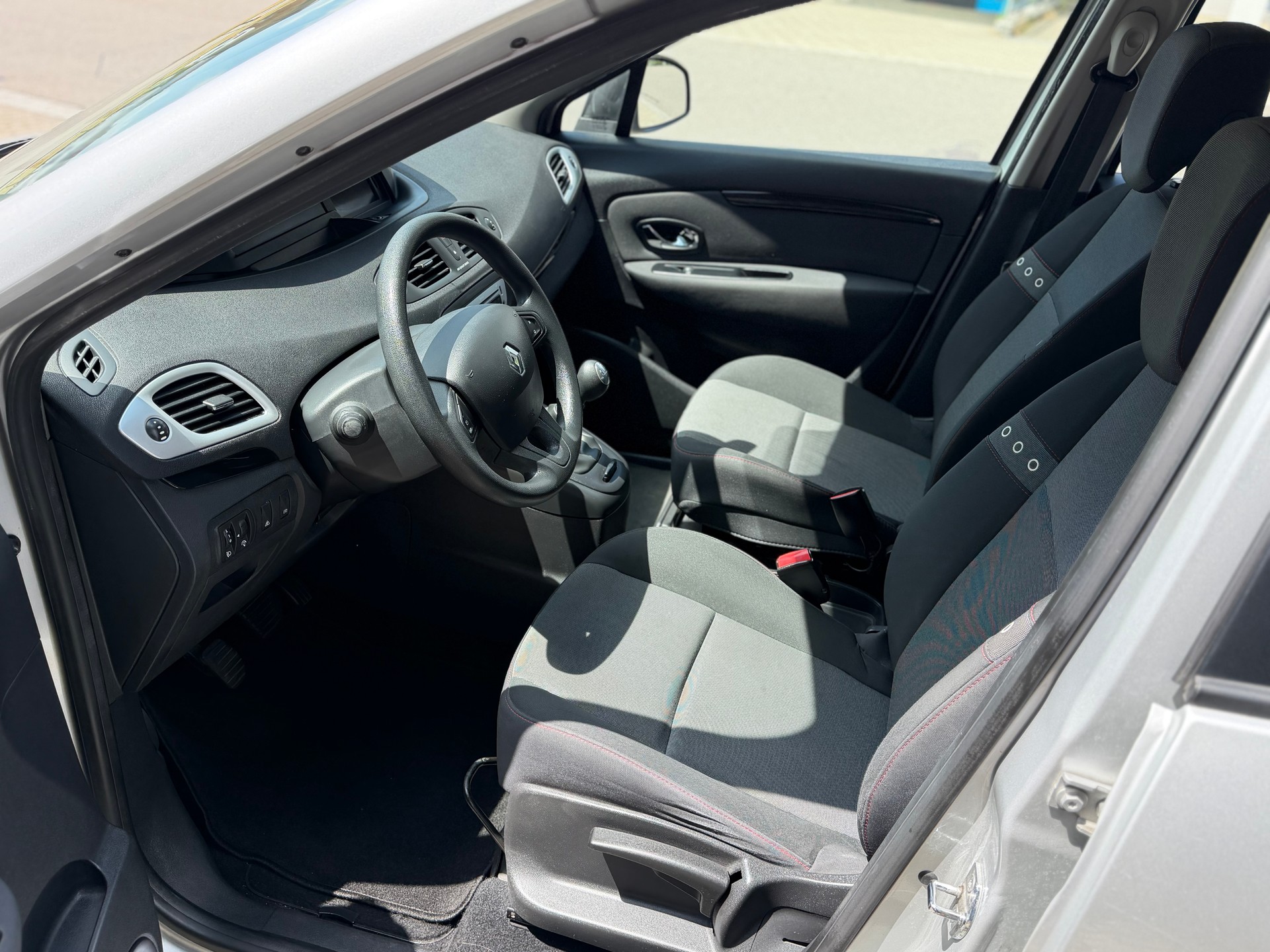 RENAULT Grand Scénic 1.2 16V Turbo Bose Edition-image-14