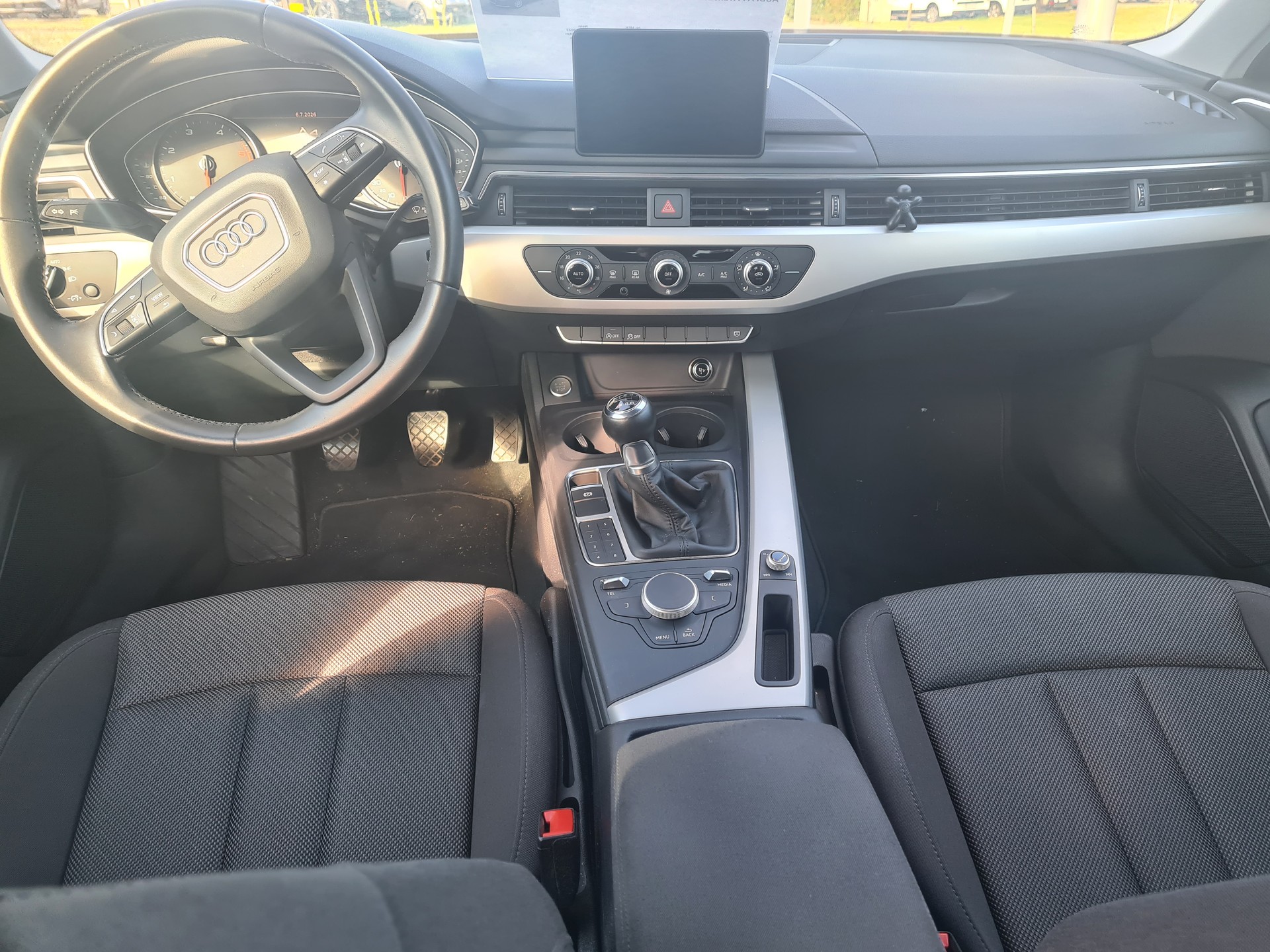 AUDI A4 Avant 2.0 TDI-image-11