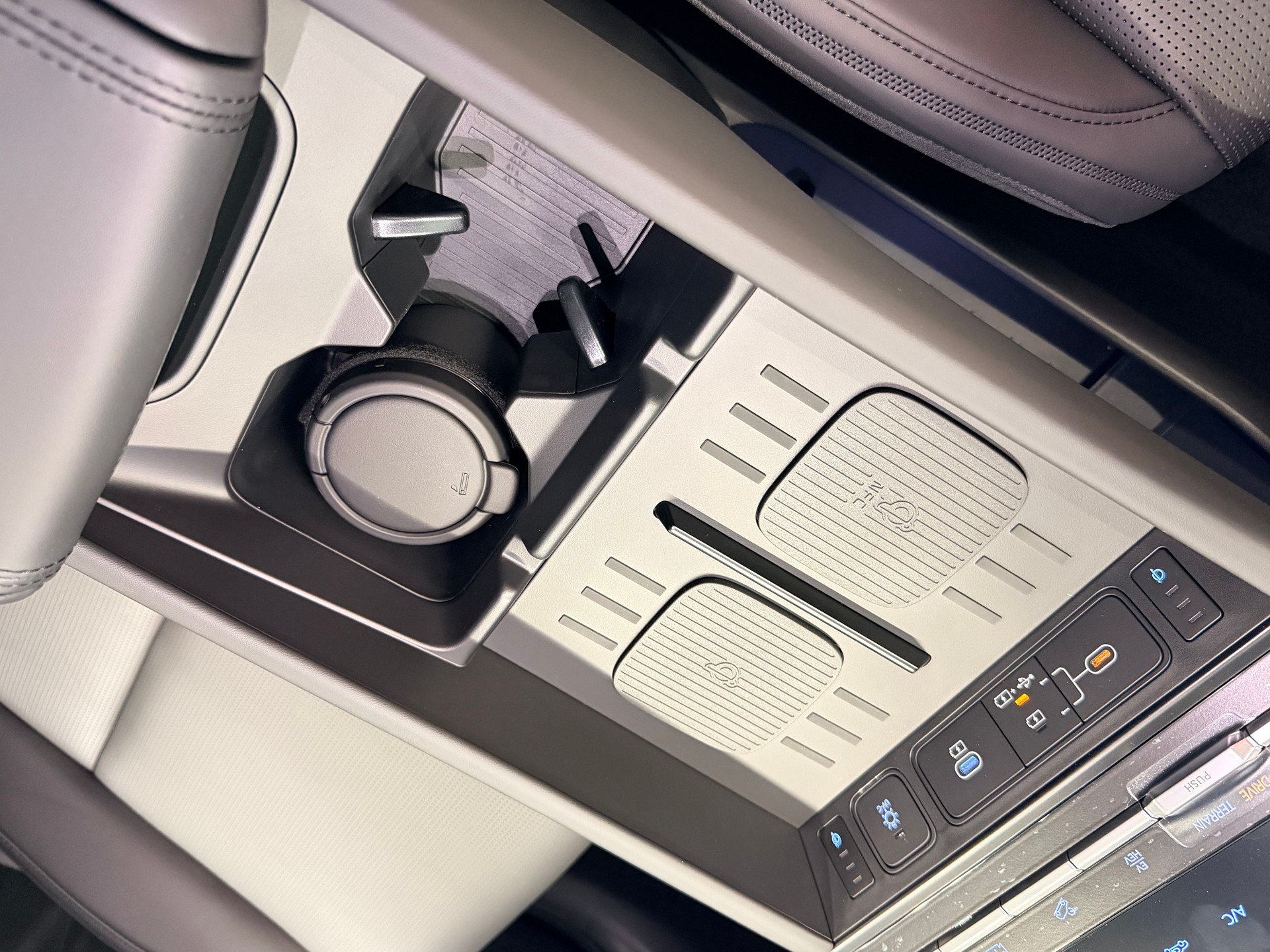 HYUNDAI Santa Fe 1.6 T-GDi PHEV Calligraphy 4WD Automatic-image-24