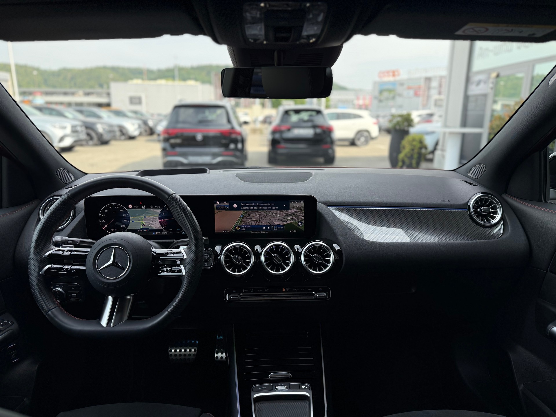 MERCEDES-BENZ GLA 200 AMG Line Night Star 7G-DCT-image-3